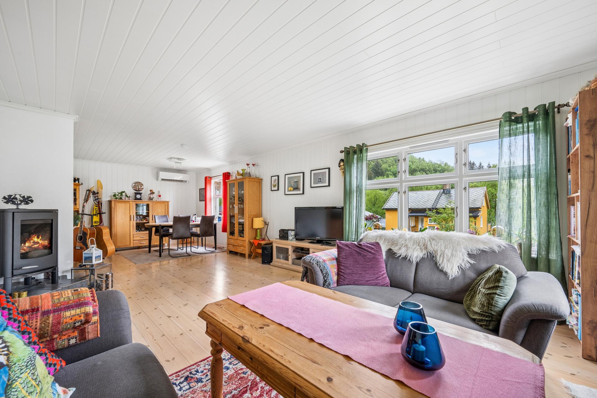Stuen er romslig og gir god plass til både sofagruppe og spisebord.. Bilde nummer 3 av 3