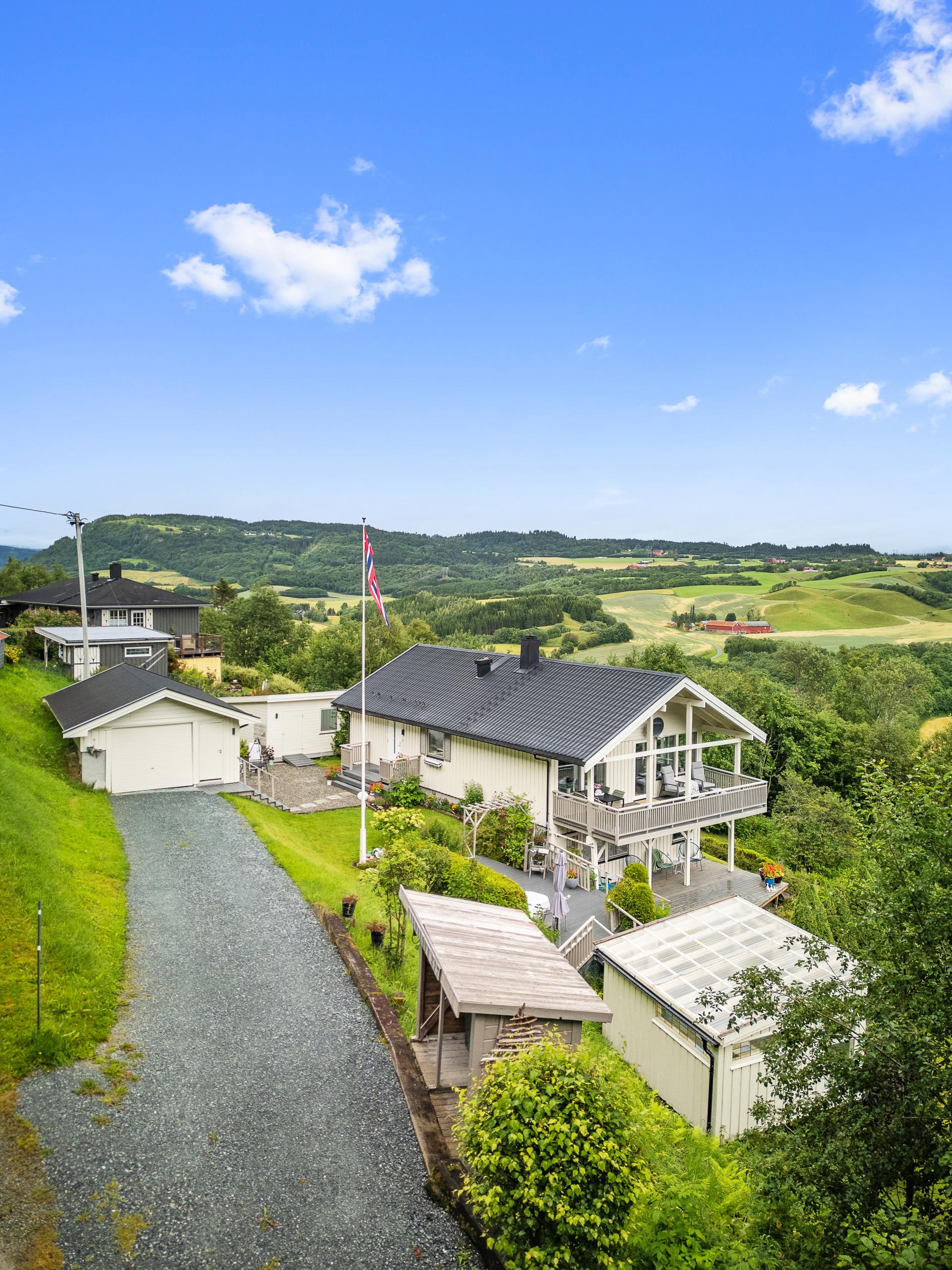 Eiendomsmegler 1 v/ Sindre Belsås har gleden av å presentere denne flotte boligen i Vigdalsvegen 317!
Foto: Interiørfoto v/ Haukdal. Bilde nummer 1 av 3