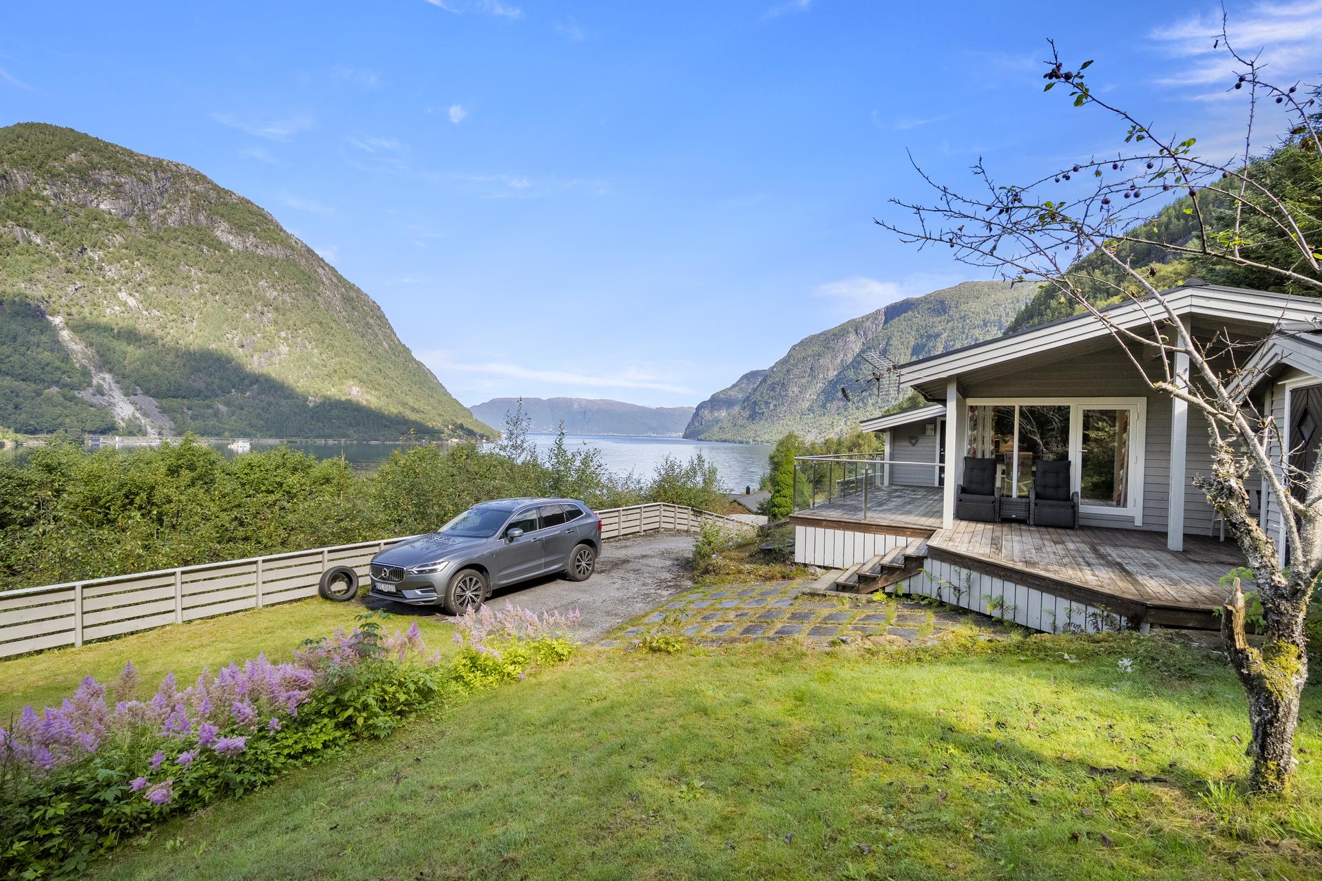 Fritidsbustad over eitt plan med stor terrasse og open utsikt over Fuglsetfjorden.. Bilde nummer 3 av 3