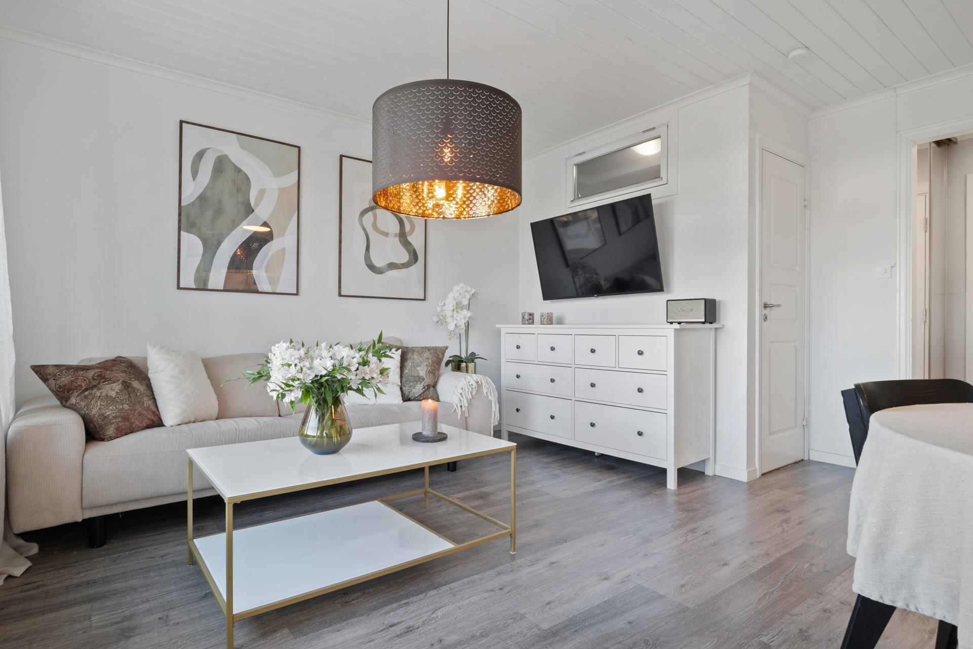 God plass til både sofagruppe og mediemøbler i stuen.. Bilde nummer 2 av 3