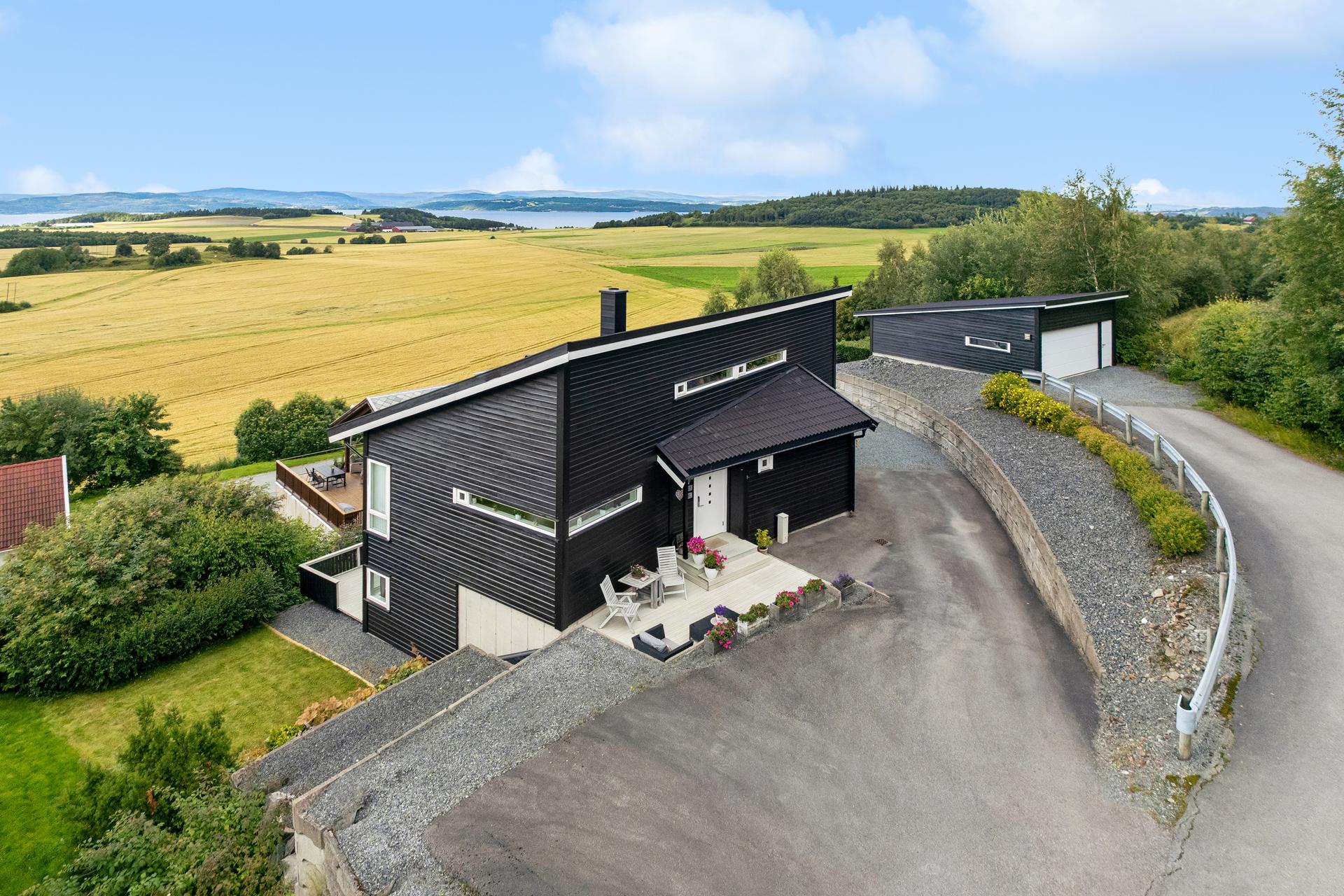 Eiendommen ligger fint til med fantastisk utsikt og solforhold. Dobbelgarasje på 46 kvm fra 2017. Bilde nummer 3 av 3