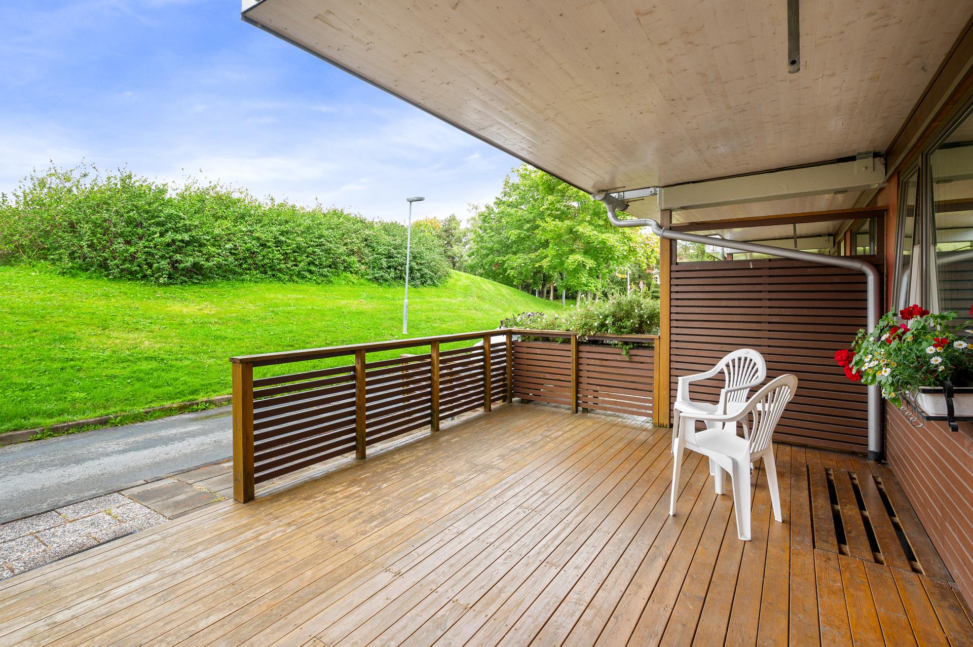 Terrasse på fremsiden av boligen. . Bilde nummer 3 av 3