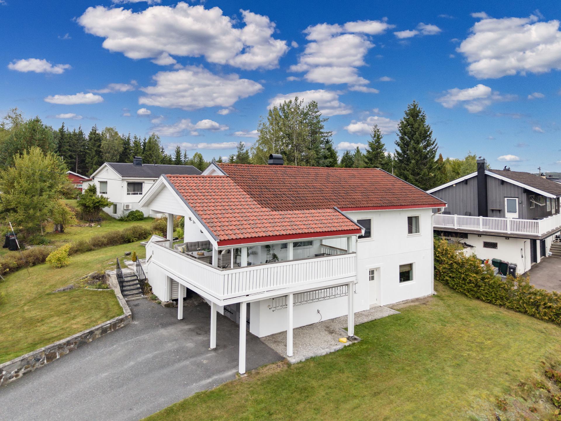 Verandaen strekker seg over to sider og gjør det mulig å møblere flere ulike soner.. Bilde nummer 2 av 3