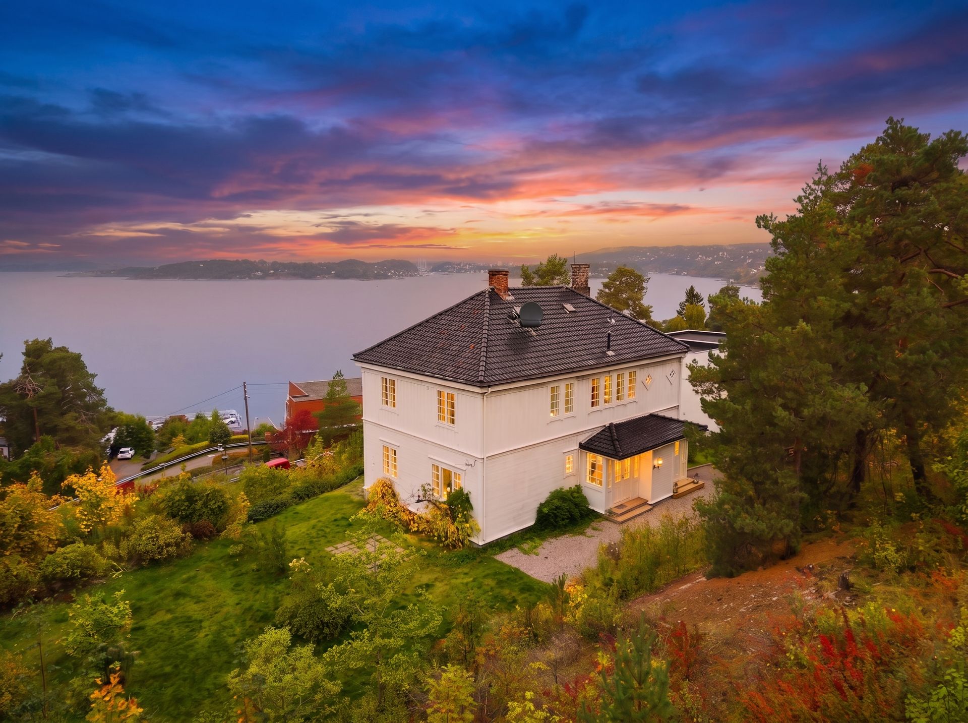 Velkommen til Gladvollveien 25B - en del av herskapelig villa fra 1911 med fjordutsikt og optimale solforhold.. Bilde nummer 1 av 3
