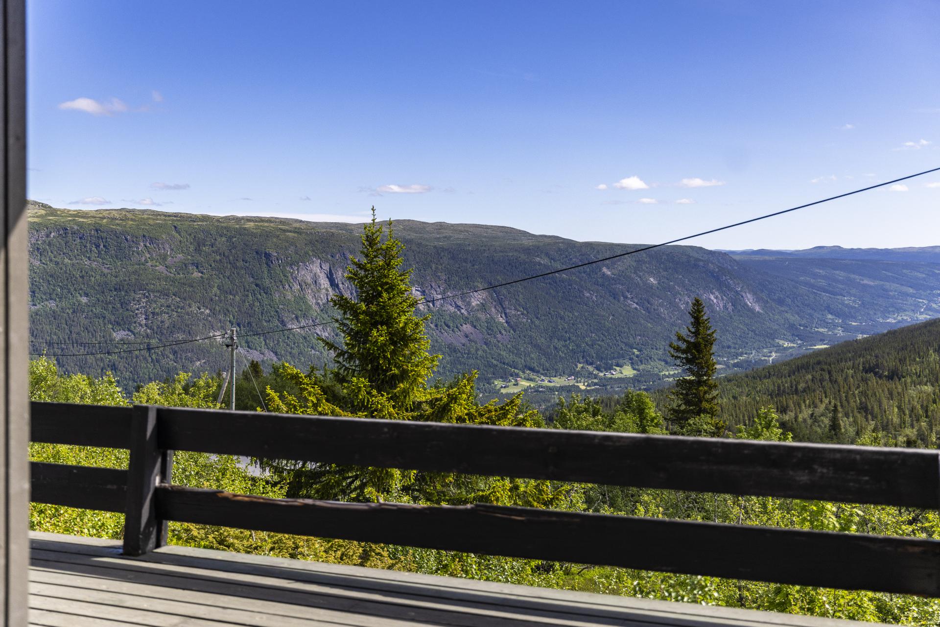 Utsikten kan nytes usjenert fra uteplassene.. Bilde nummer 3 av 3