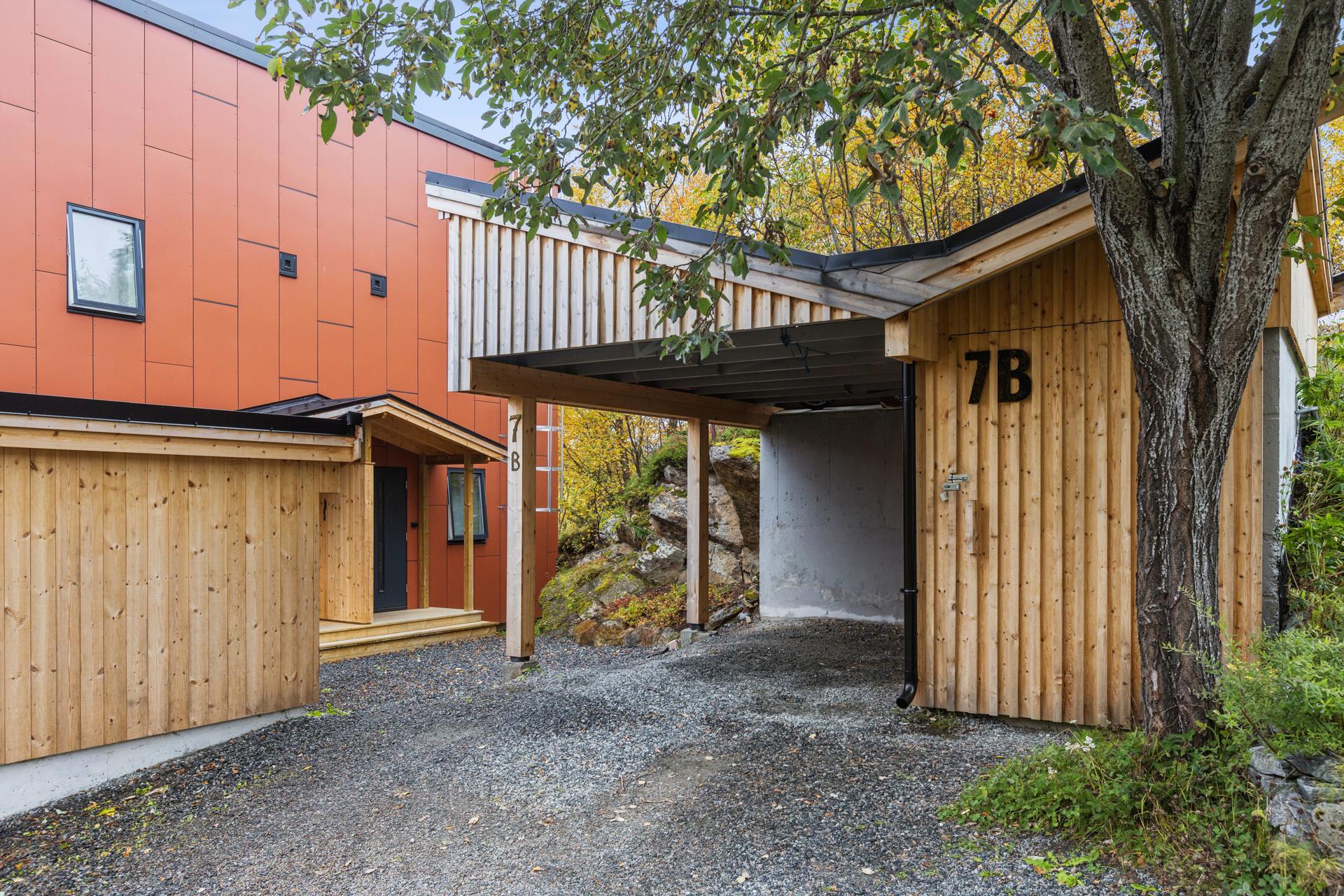 Tilhørende carport med integrert sportsbod for praktisk oppbevaring.. Bilde nummer 3 av 3