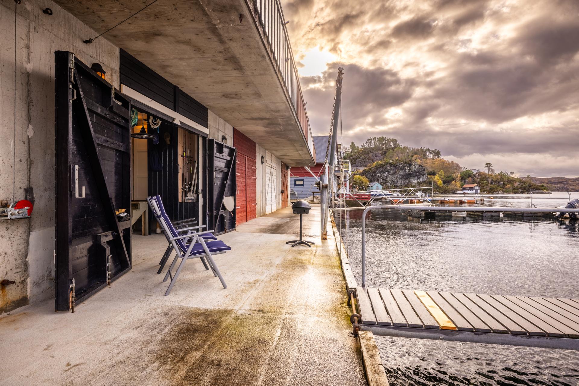 Eiendommen har direkte tilgang til sjøen med båtopptrekk og felles flytebrygge.. Bilde nummer 3 av 3