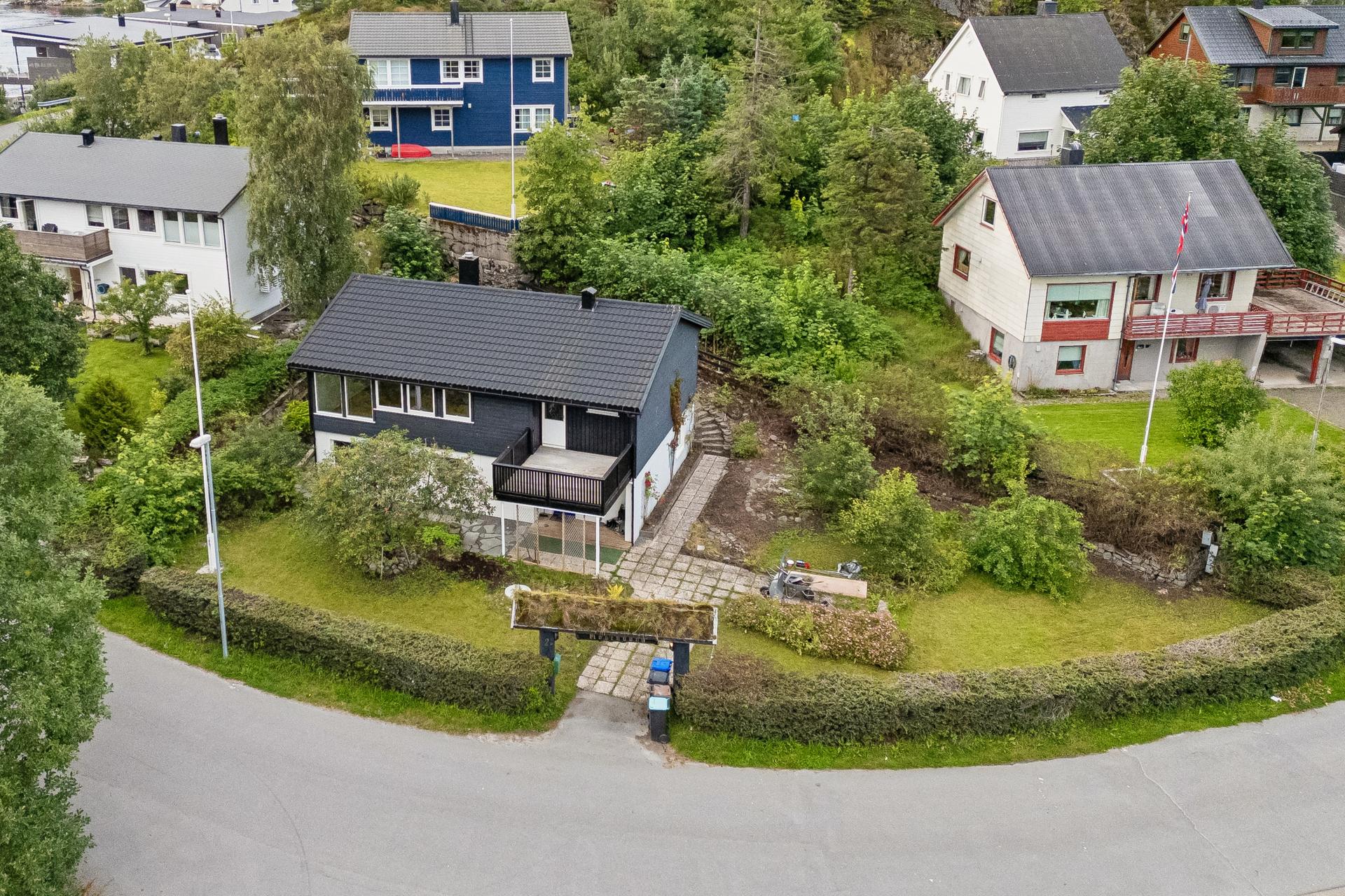 Legg merke til den flotte hagen med hekk og prydbusker, samt bær og frukttrær. . Bilde nummer 3 av 3