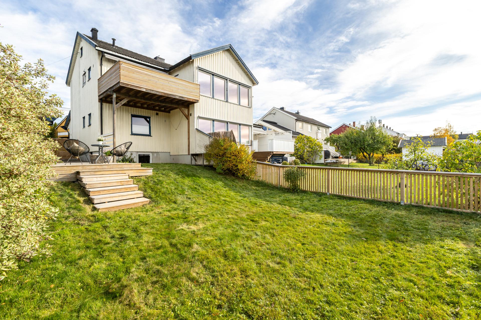Megler Stefan Safri i Eiendomsmegler 1 ønsker velkommen til Magnefaret 11A Foto: Agata Posmyk. Bilde nummer 1 av 3