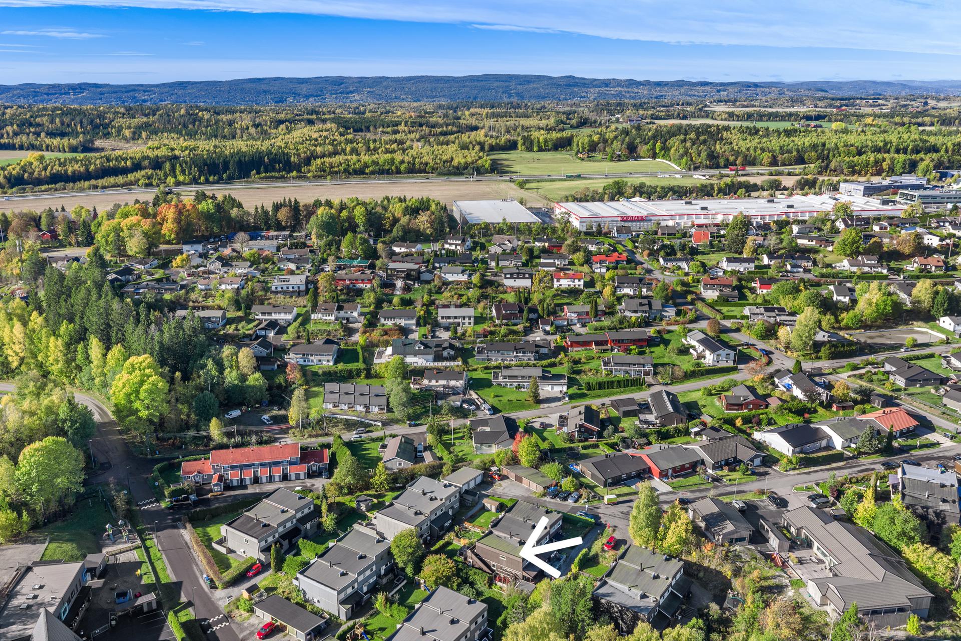 Eiendommen ligger i et etablert og barnevennlig boligområde på Randem.. Bilde nummer 2 av 3