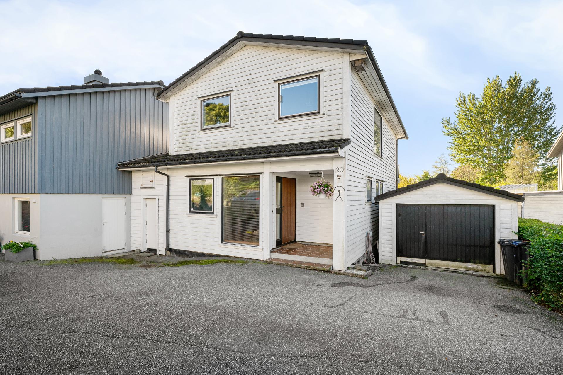 Fasade i front. Garasje - i tillegg parkering på egen tomt. Attraktiv og sentral beliggenhet på Lura, i et etablert og familievennlig boligområde med kort vei til det meste man trenger i hverdagen. . Bilde nummer 3 av 3