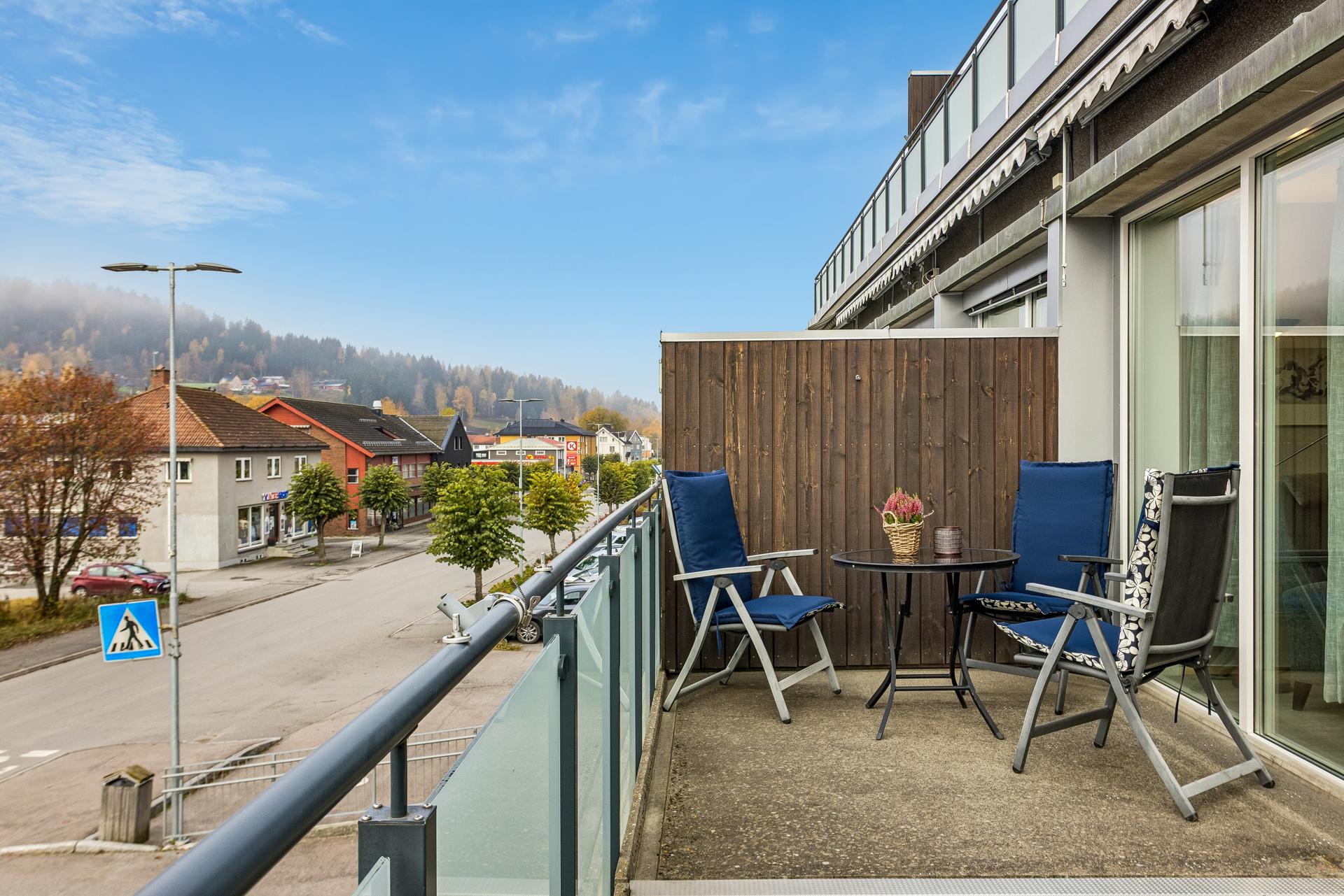 Lys og lettstelt 3-roms eierleilighet med heisadkomst og en romslig, sørvestvendt balkong. Her bor man sentralt til med samtidig opp fra bakken. . Bilde nummer 2 av 3
