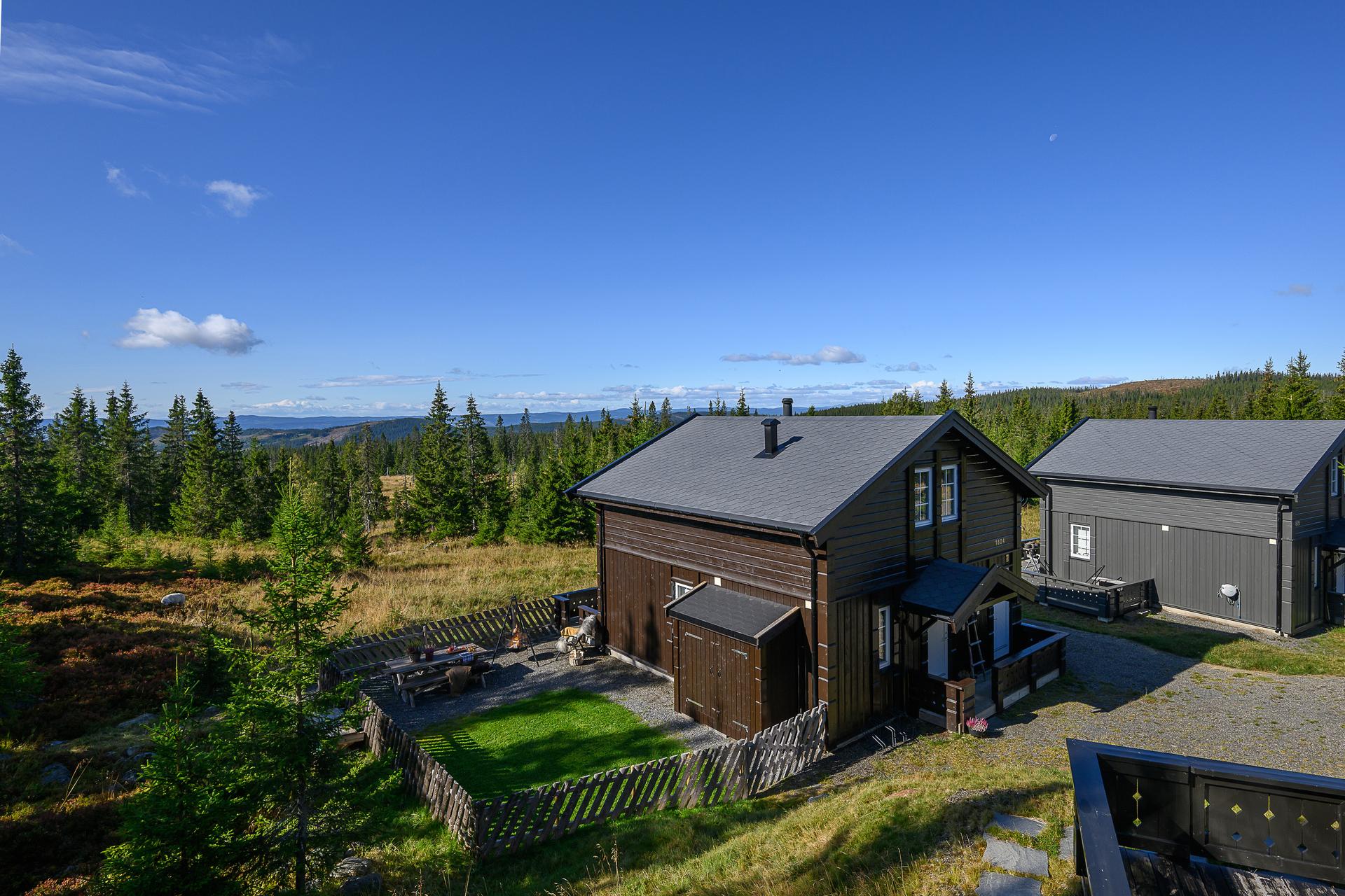 Eiendommen ligger på en selveiertomt på 731 m². Fine solforhold og flere fine soner der du kan følge sola. . Bilde nummer 3 av 3