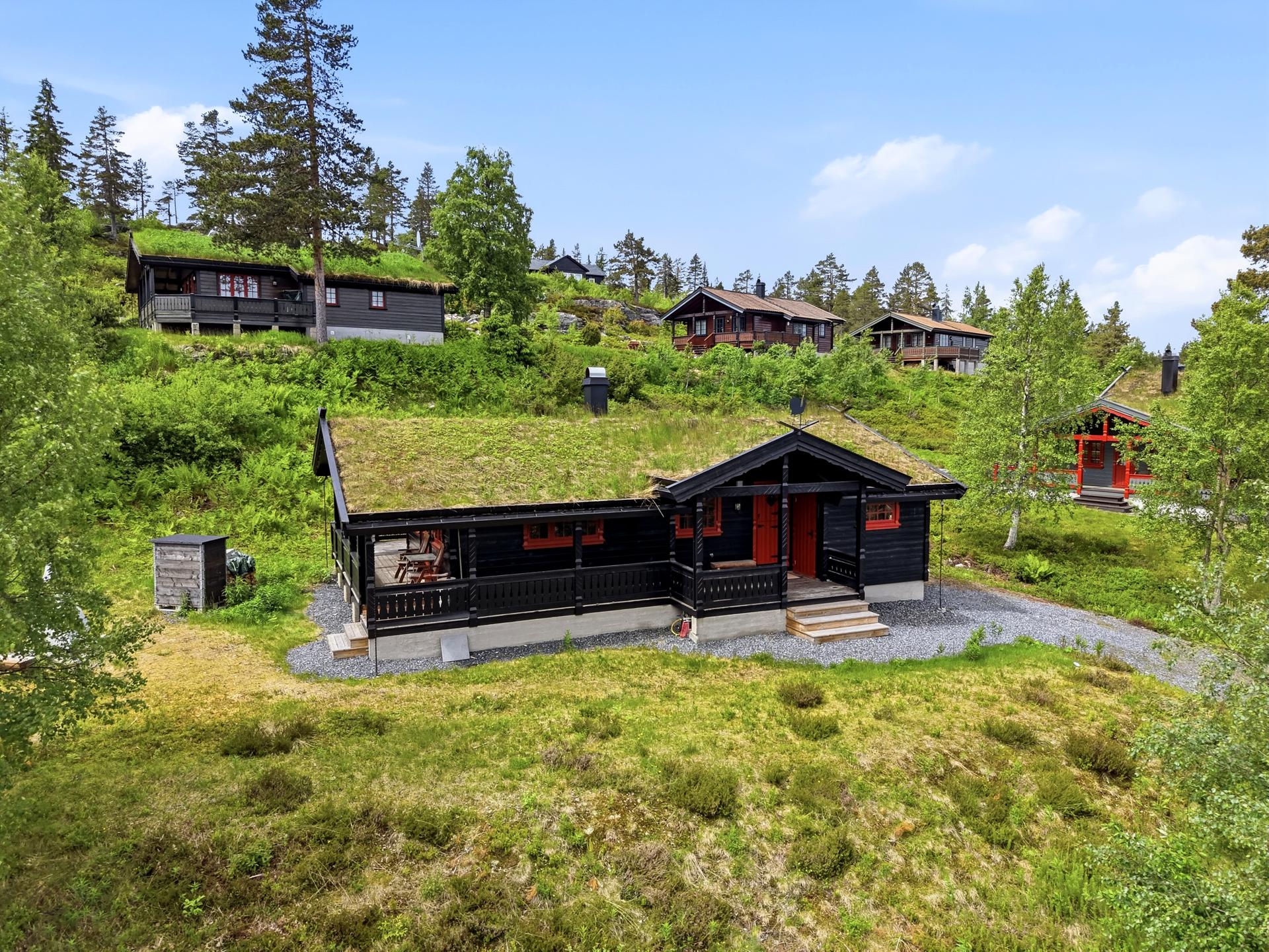 Eiendomsmegler Lars Bredeveien presenterer en tiltalende hytte nær skiløyper og alpinanlegg. Velkommen til Nedre Gvelvbrekka 21. Foto: Arild Brun Kjeldaas.. Bilde nummer 1 av 3