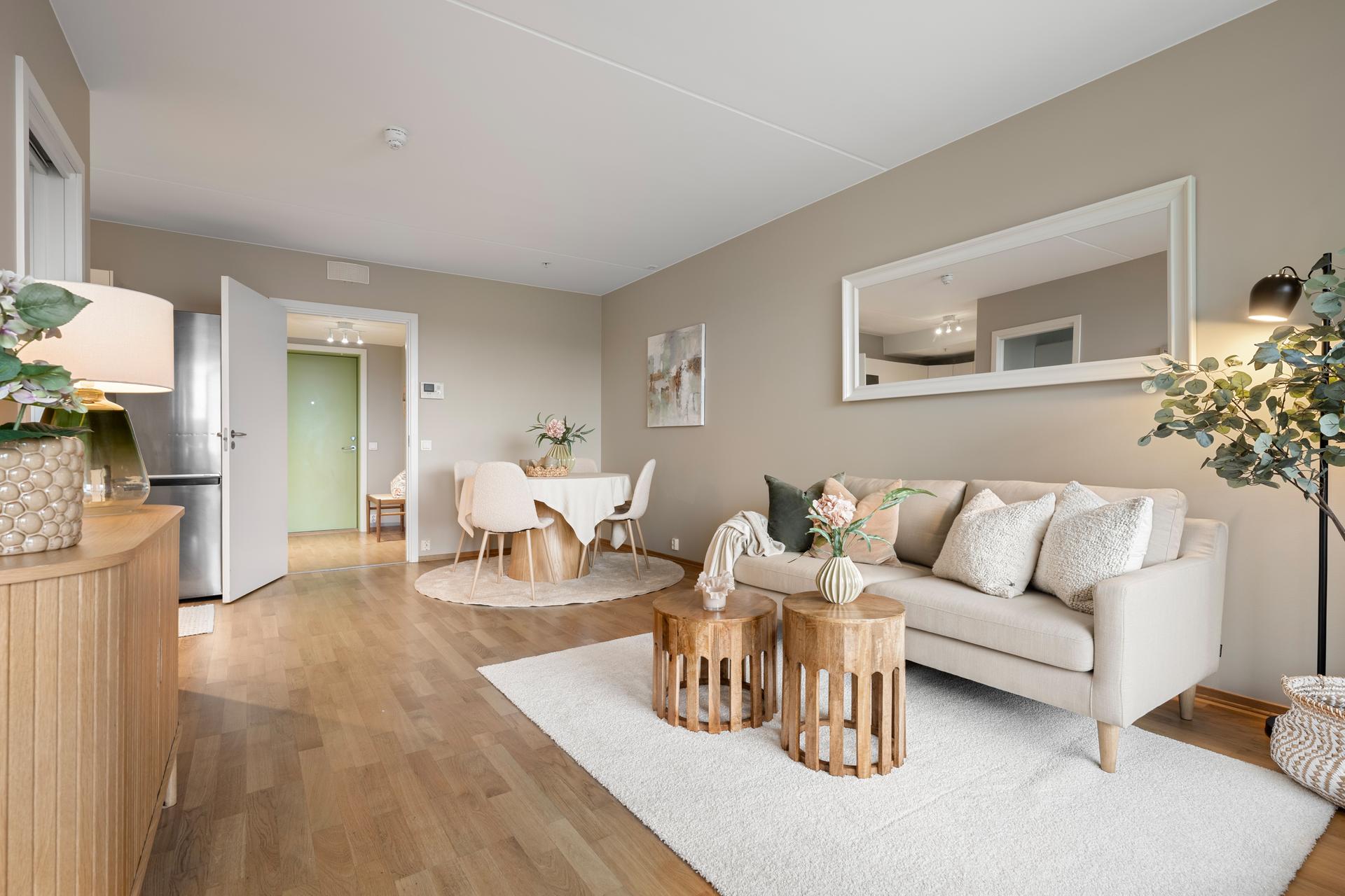 Stuen har parkett på gulv og god plass til både sofagruppe og spisebord.. Bilde nummer 3 av 3