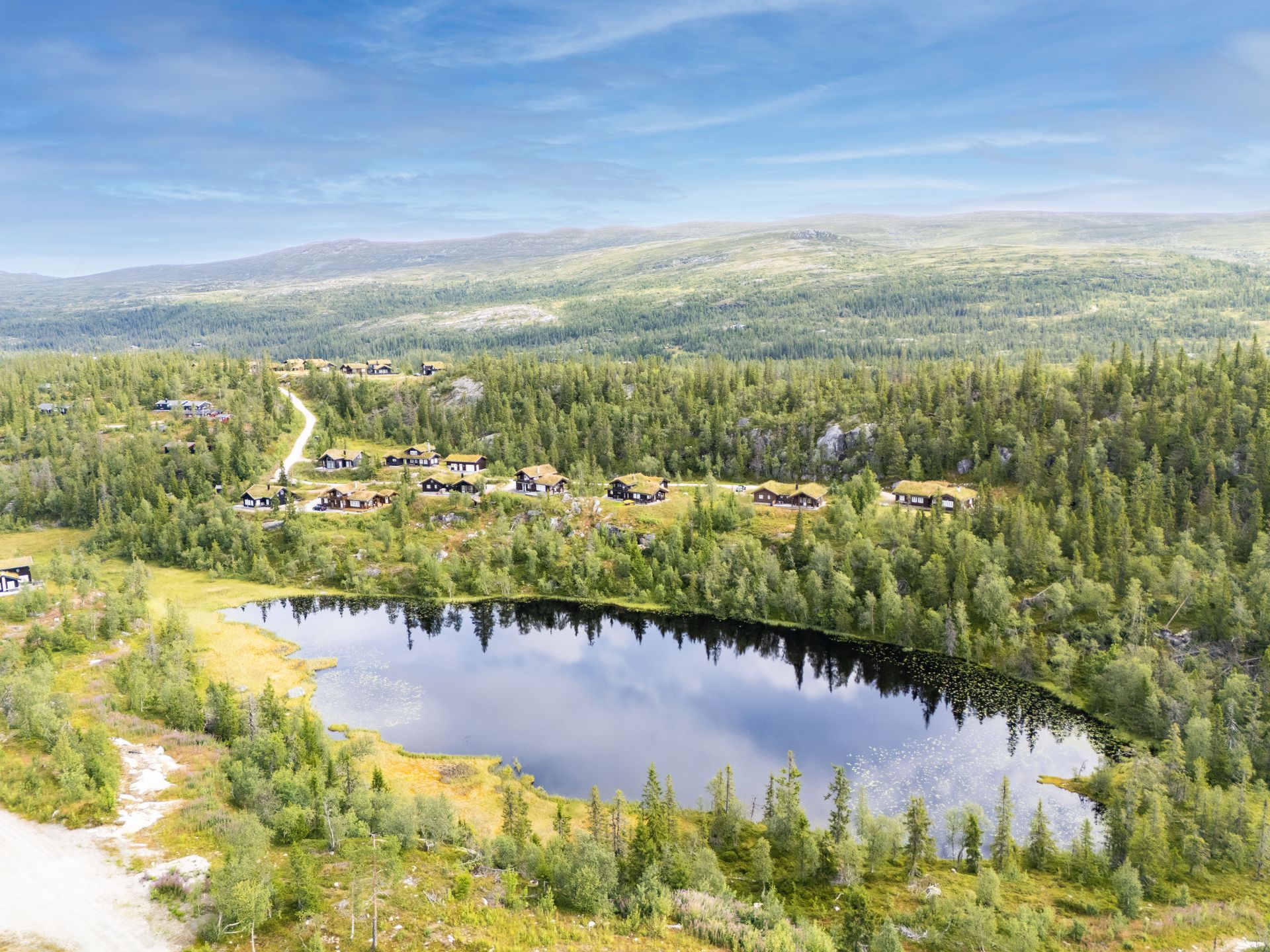 Her bor du i naturskjønne omgivelser med umiddelbar nærhet til milevis med preparerte skiløyper og fantastiske turmuligheter rett utenfor døren.. Bilde nummer 3 av 3