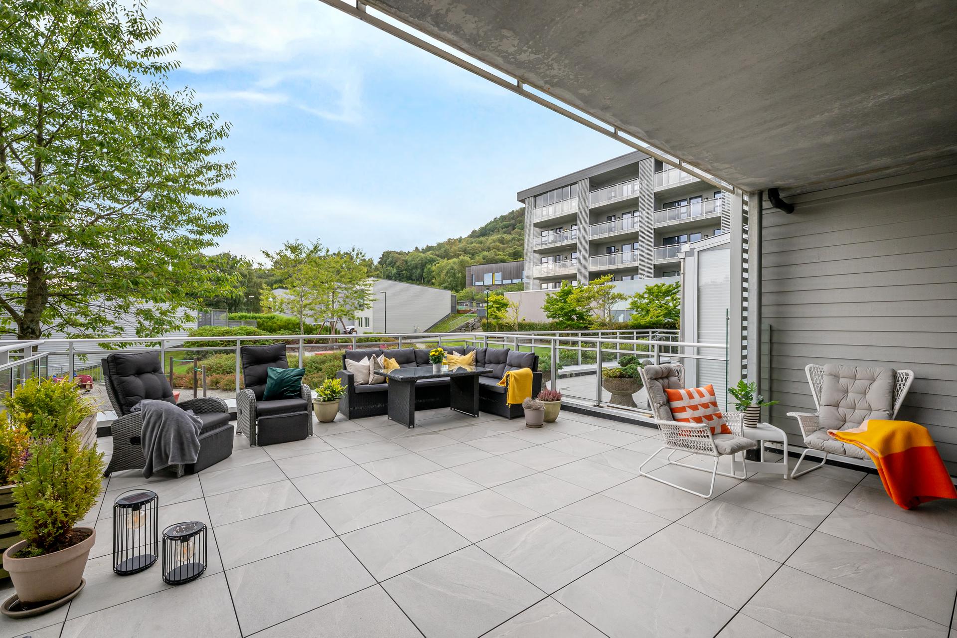 Stor, sørvendt terrasse på hele 43 m² med god plass til flere møbleringssoner og hyggelige sammenkomster med familie og venner.. Bilde nummer 2 av 3