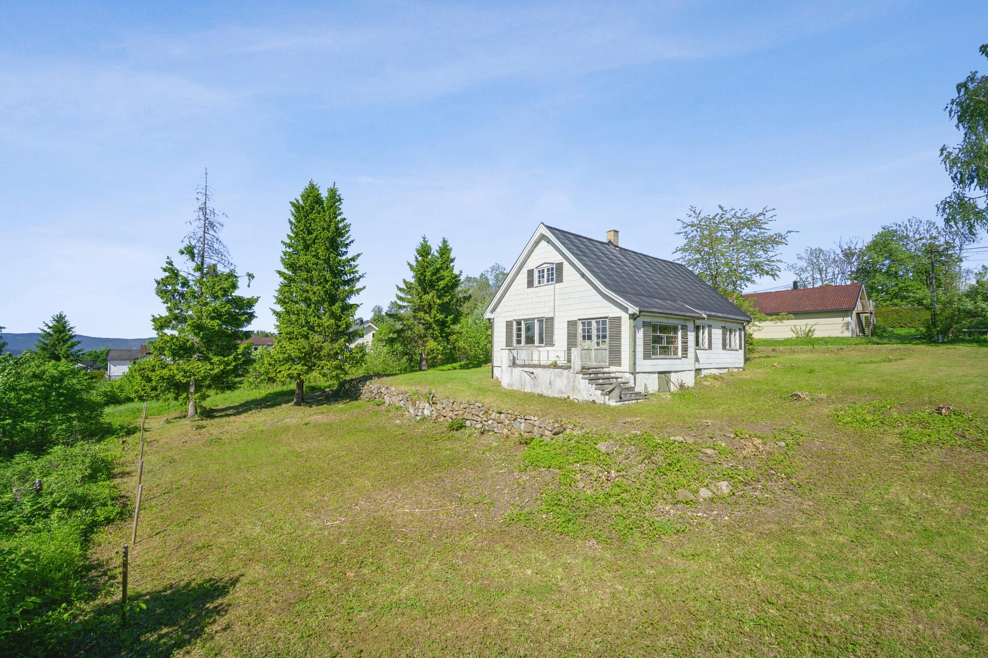 Eiendommen ligger på en tomt på ca. 1460 m² i et lett skrånende terreng. . Bilde nummer 3 av 3