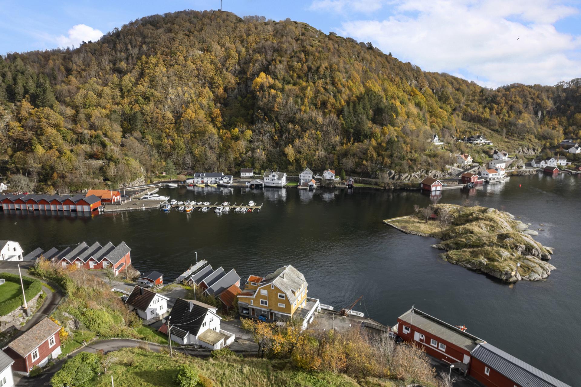 Sjarmerende kystidyll like ved fjorden. Perfekt beliggenhet for naturentusiaster, båtliv og ro i naturskjønne omgivelser.. Bilde nummer 2 av 3