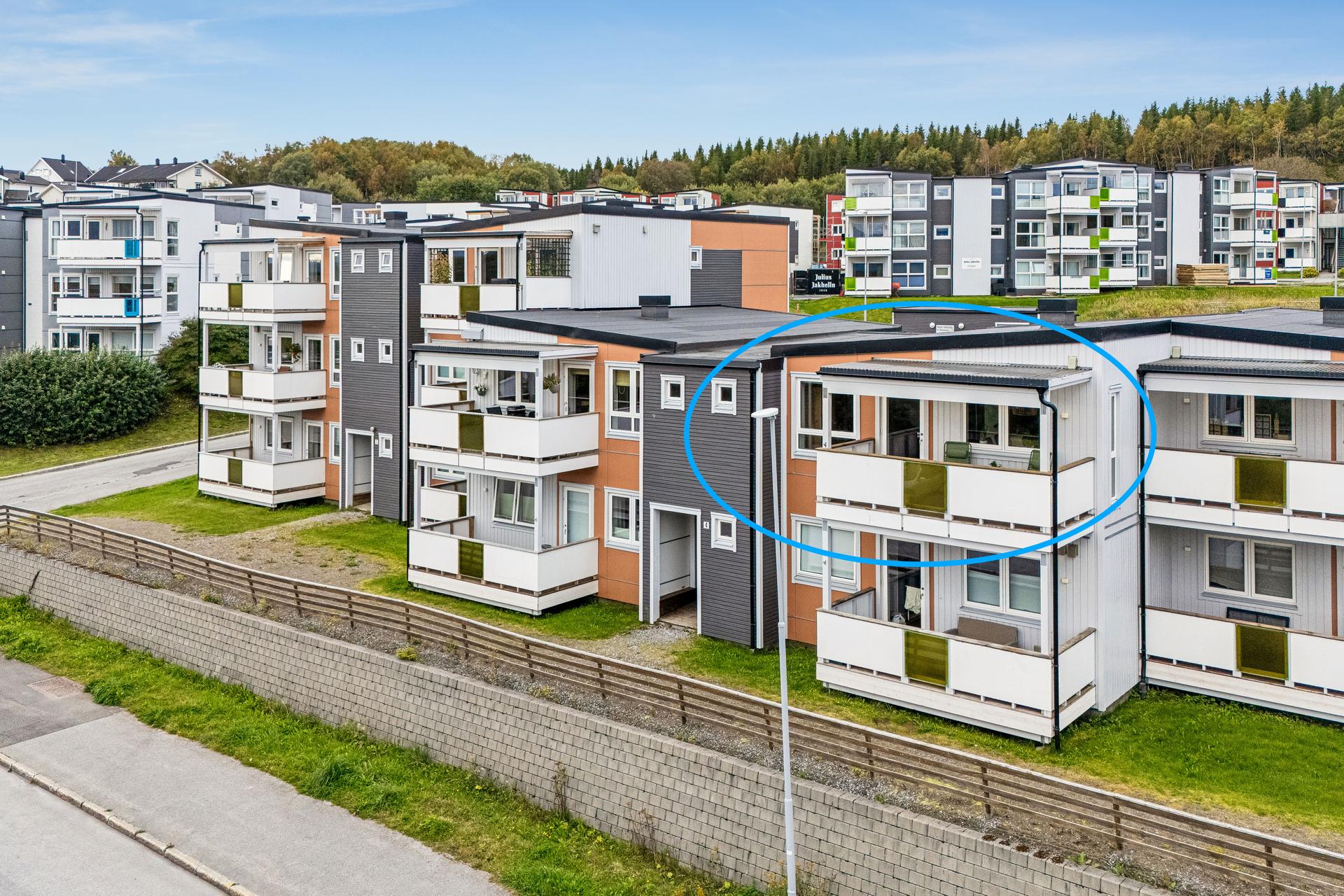 Leiligheten ligger i øverste etasje - men har samtidig trappefri adkomst på baksiden grunnet skrående terreng.. Bilde nummer 3 av 3