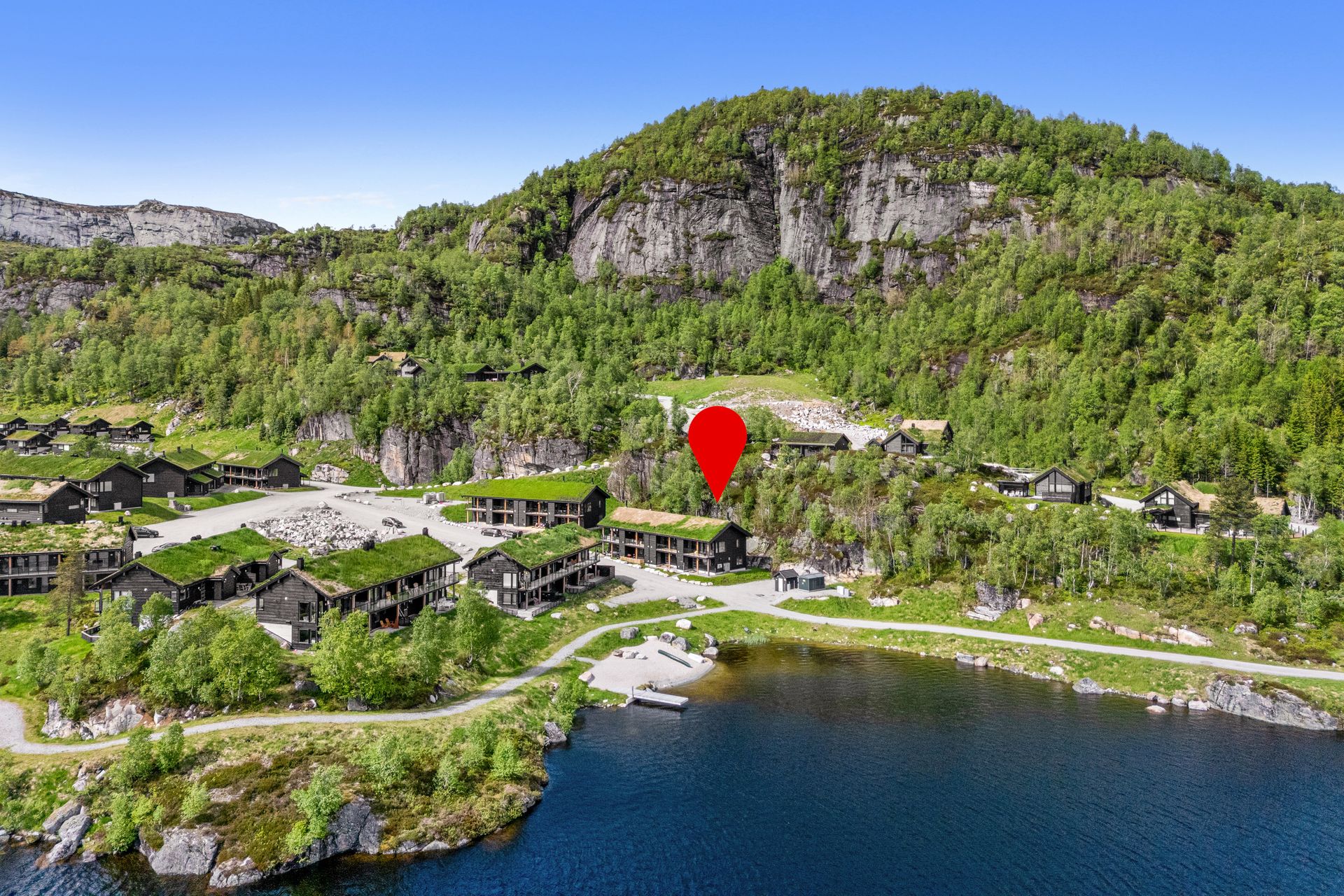Nydelig beliggenhet sommer som vinter. Skiløyper, skitrekk, turstier, badeplasser, klatrepark osv. i nærområdet.. Bilde nummer 2 av 3