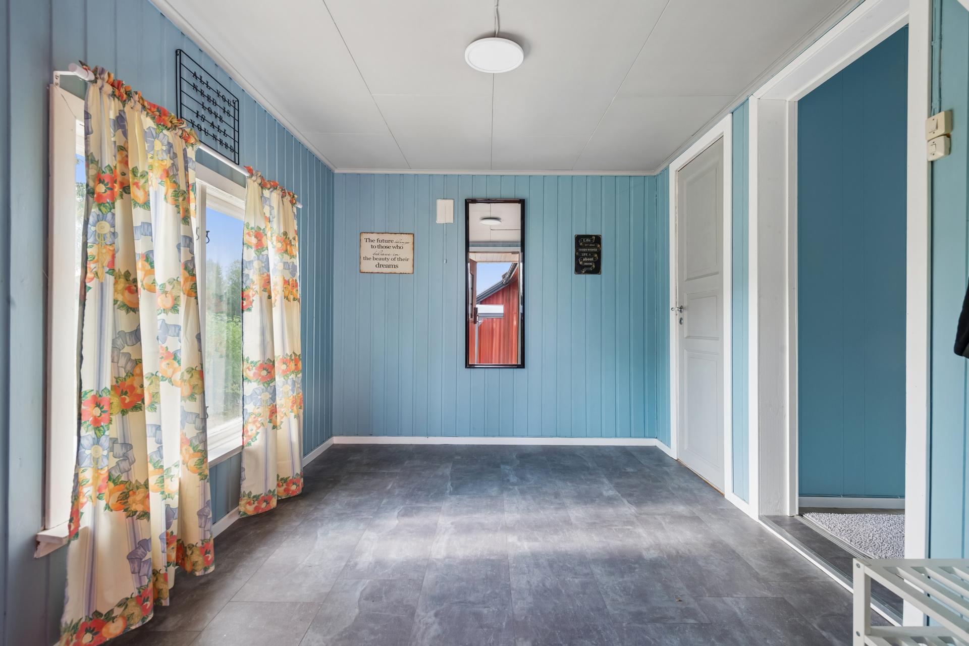 Lys entré med laminat på gulv og panel på veggene.. Bilde nummer 3 av 3