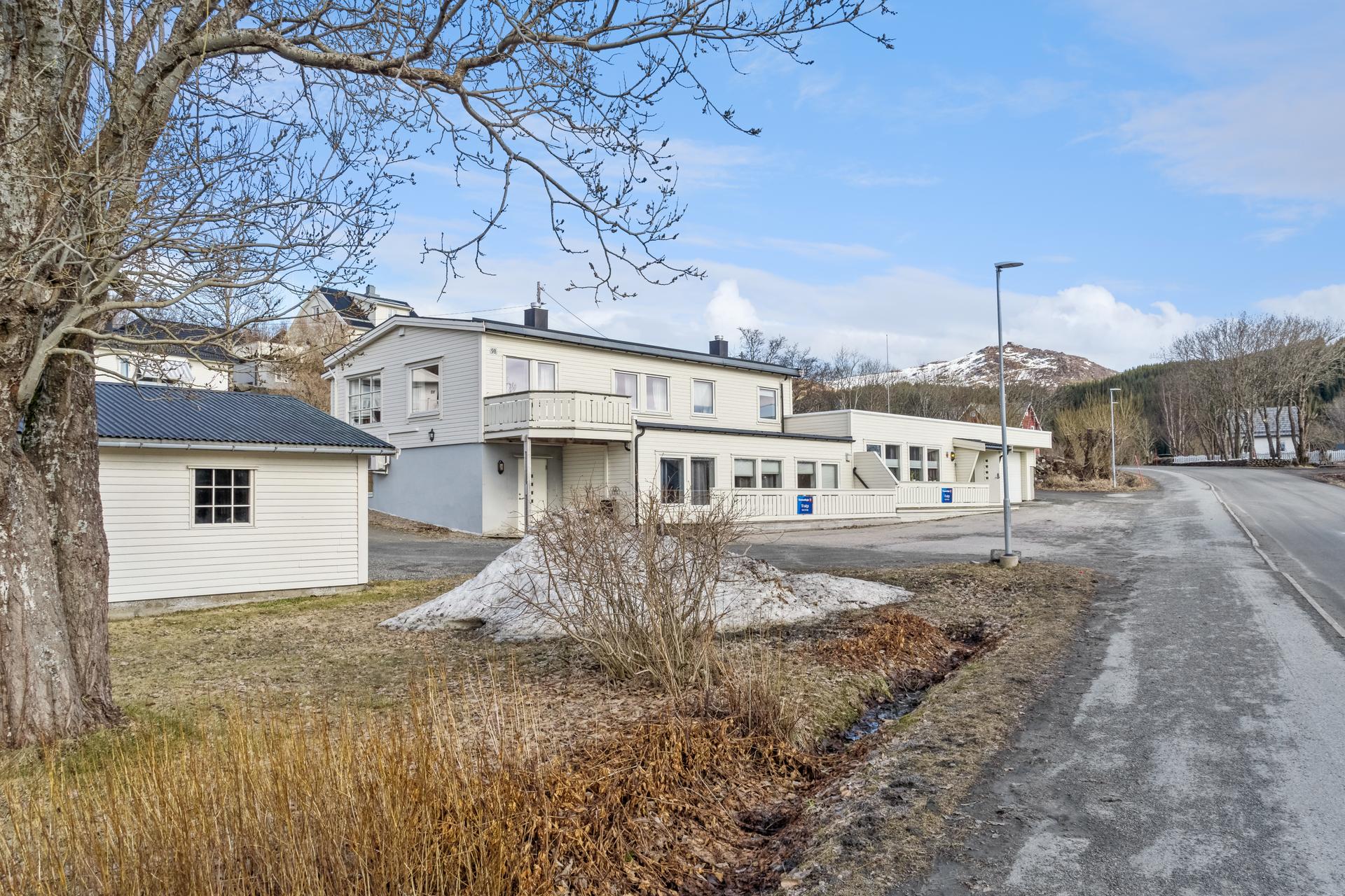 Innholdsrik bygg med 2 leiligheter i 1. etasje og en leilighet i 2. etasje. . Bilde nummer 2 av 3