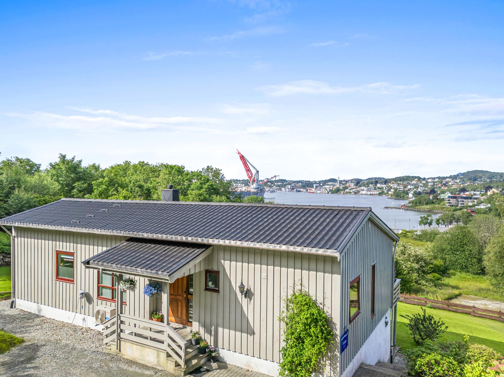 Innholdsrik enebolig over to plan, fint plassert med utsikt mot Leirvik og sjøen.. Bilde nummer 2 av 3