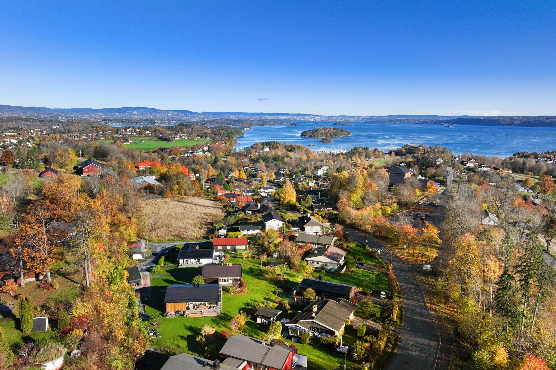 Beliggenheten på Blakstad gir kort vei til Oslofjorden, kyststien, lokale skoler og bussforbindelse. . Bilde nummer 3 av 3