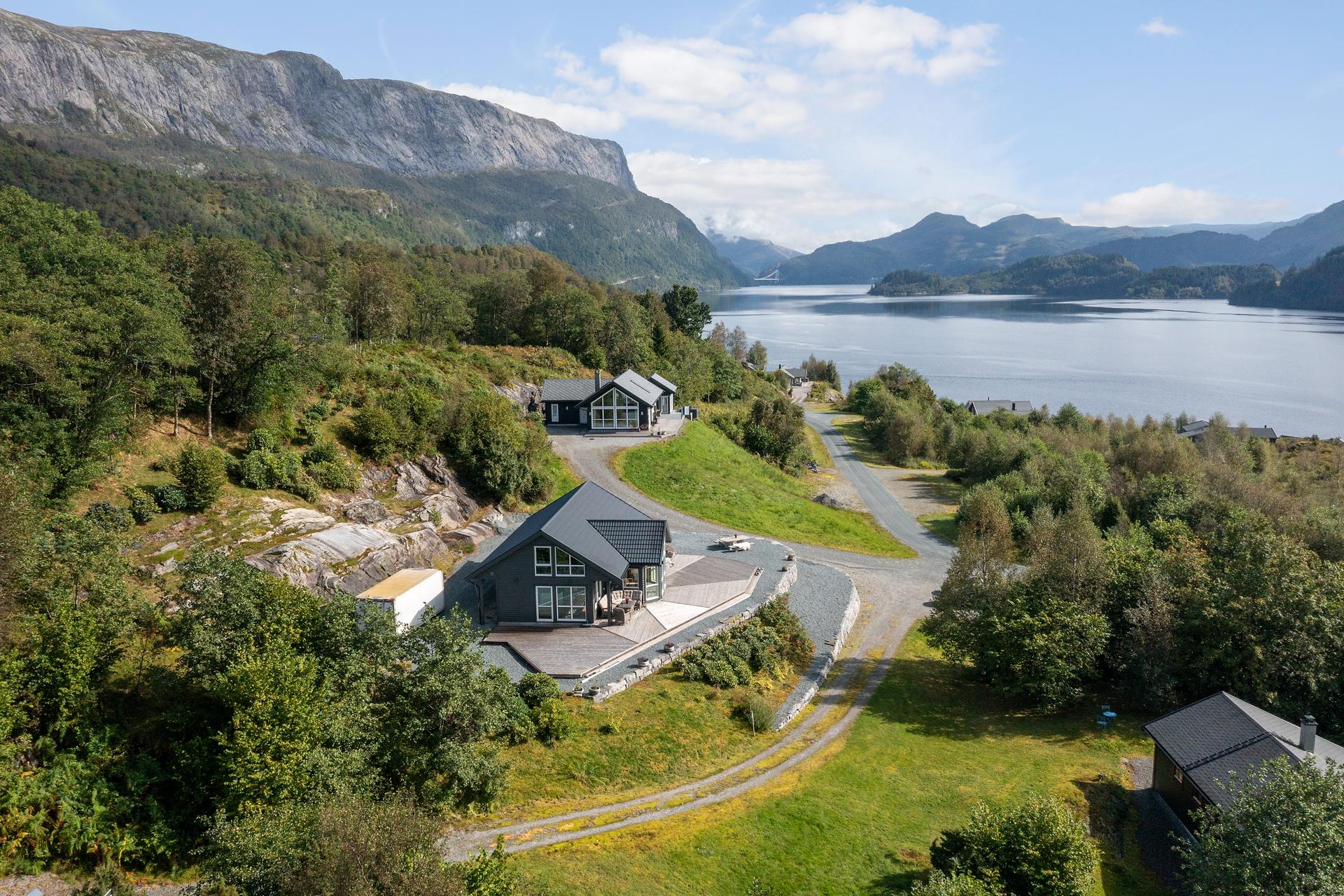 Hytta ligg i eit roleg hyttefelt med kort veg ned til sjøen.. Bilde nummer 3 av 3