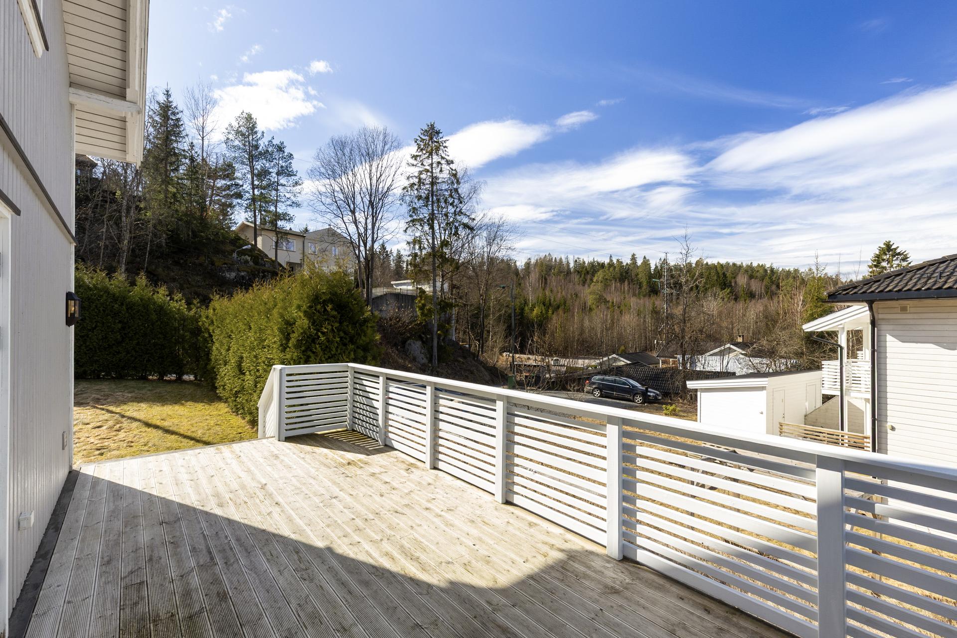 Eiendommen ligger i blindgate i et svært barnevennlig og rolig boligområde på Steinsrud, like ved Varpet. . Bilde nummer 3 av 3