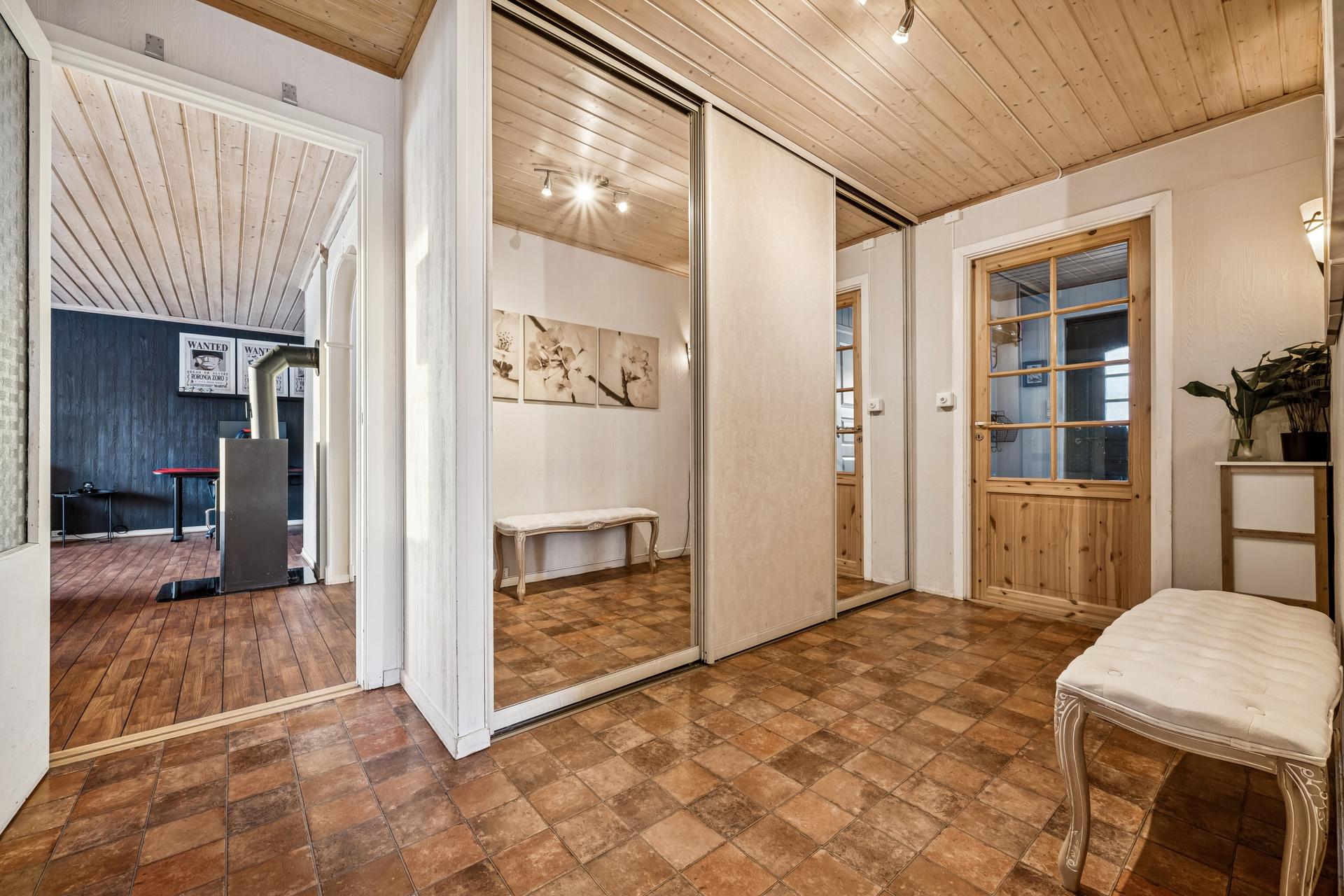 I hallen er det stor skyvedørsgarderobe og god plass til oppbevaring, Foto: EFKT. Bilde nummer 3 av 3