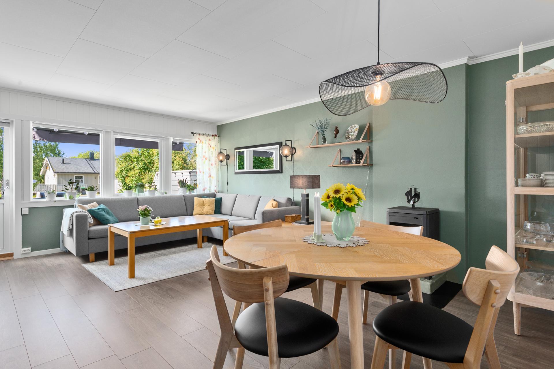 Stuen har god plass til både sofagruppe og spisebord, med direkte utgang til markterrassen.. Bilde nummer 1 av 3
