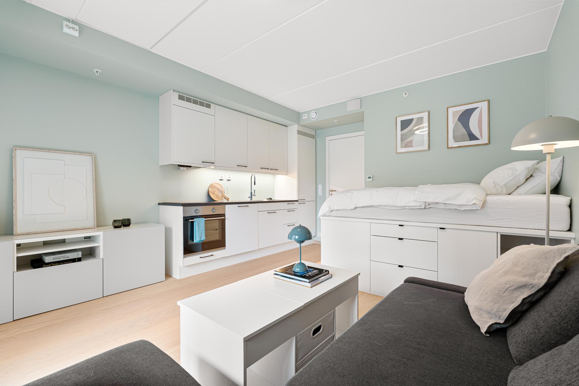 Boligen er oppført så sent som 2024 og holder med det en god og moderne standard med fasiliteter som vannbåren gulvvarme og balansert ventilasjon.. Bilde nummer 2 av 3