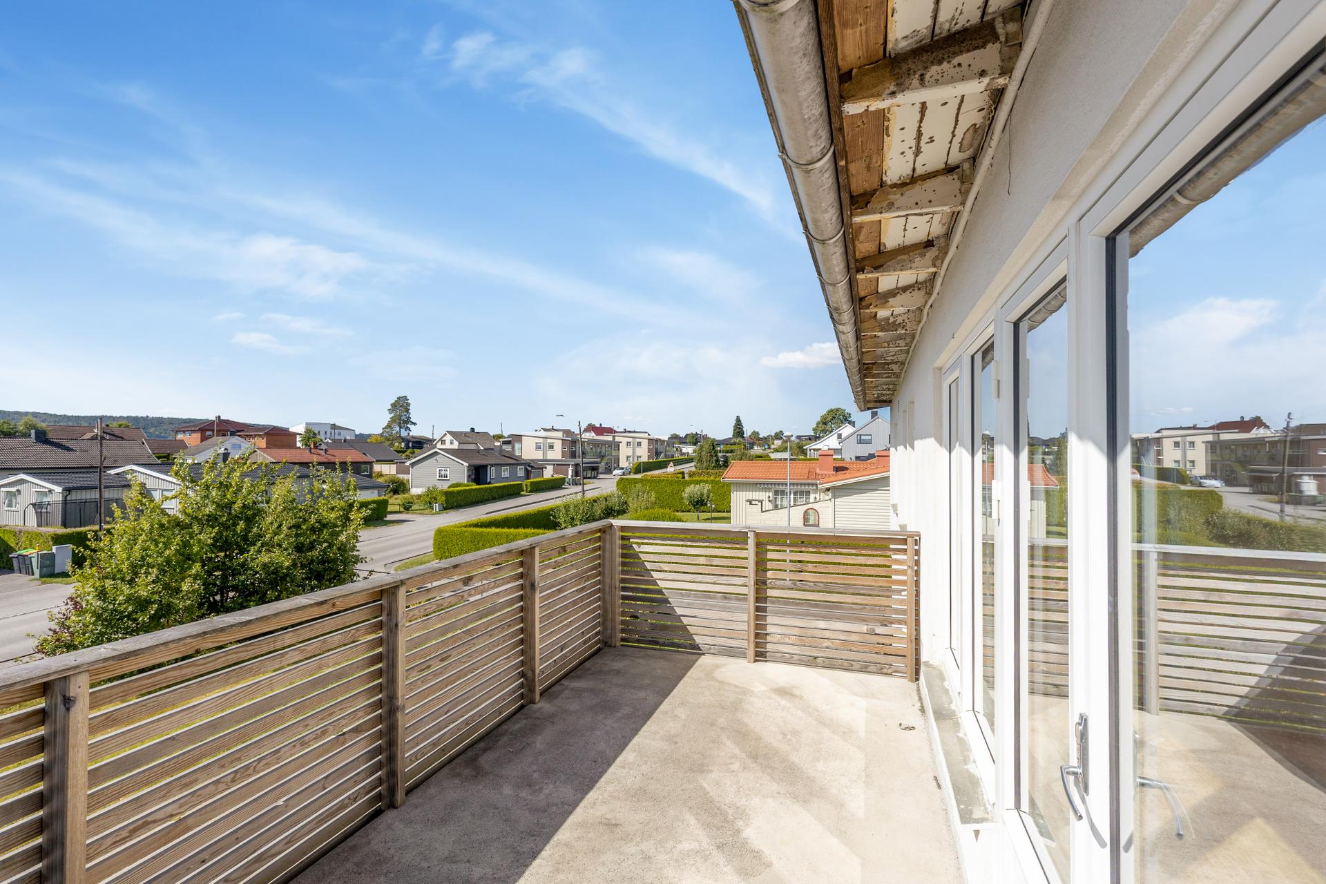 Terrasse i begge etasjer mot vest med fint utsyn mot nærområdet.. Bilde nummer 3 av 3