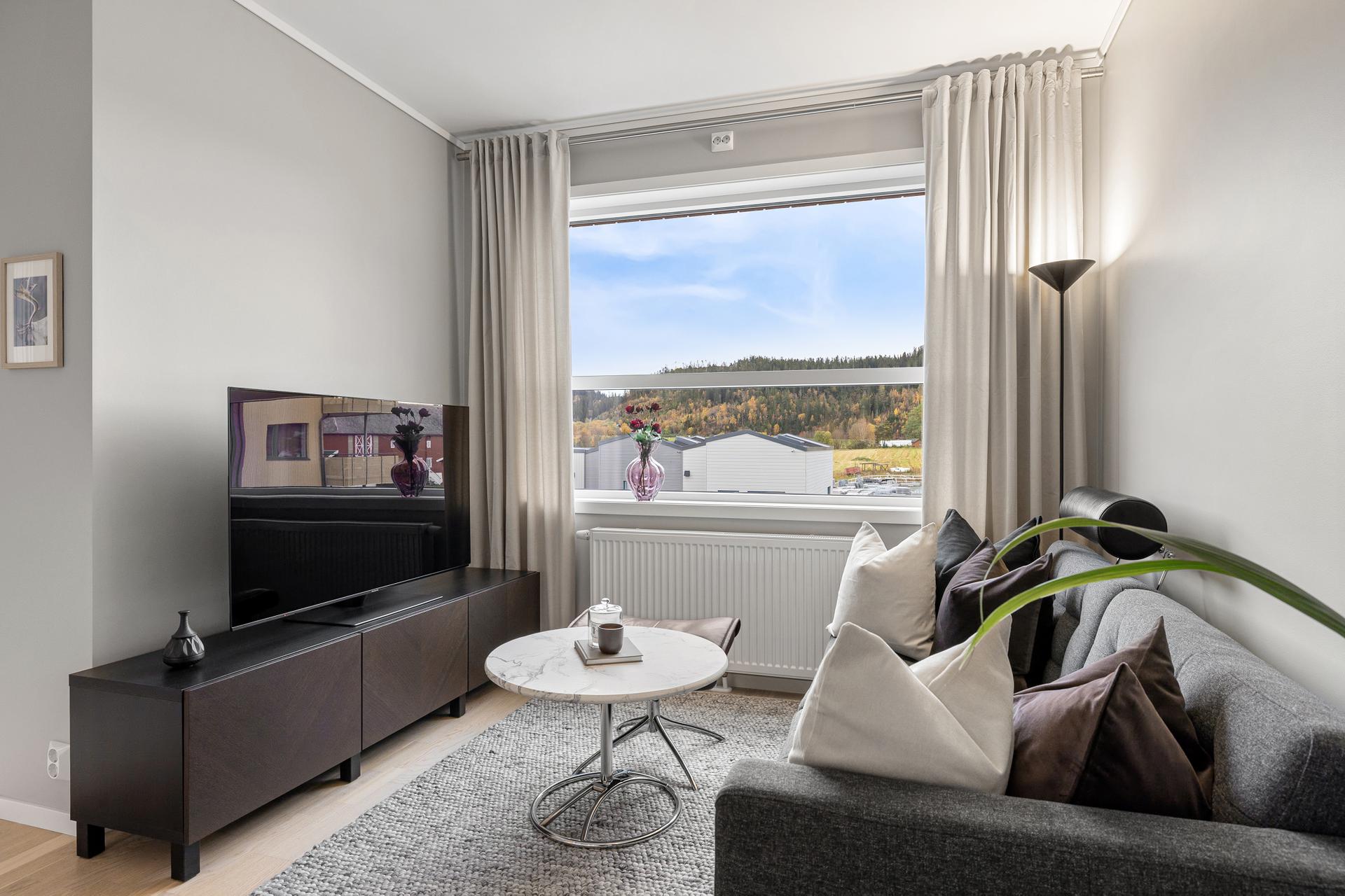 Den attraktive plasseringen i 3. etasje gir boligen en lys og luftig romfølelse, godt lysinnslipp og mindre innsyn. En bokvalitet som skiller seg positivt ut fra leiligheter i lavere etasjer.. Bilde nummer 3 av 3