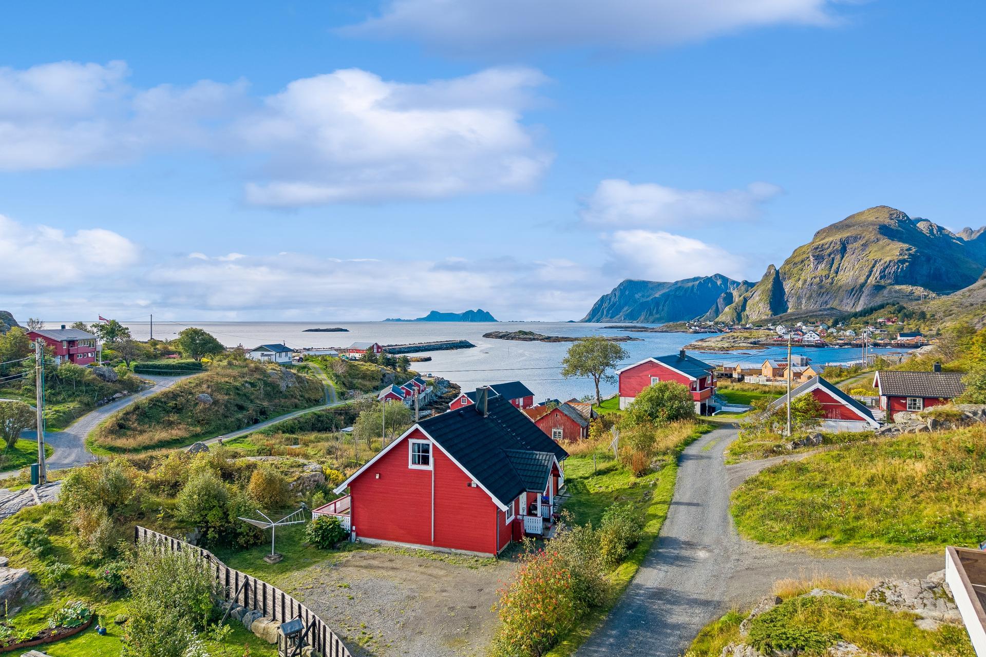 Velkommen til Styrmannsveien 4! Presentert av EiendomsMegler1 Lofoten. Foto: EFKT.. Bilde nummer 1 av 3