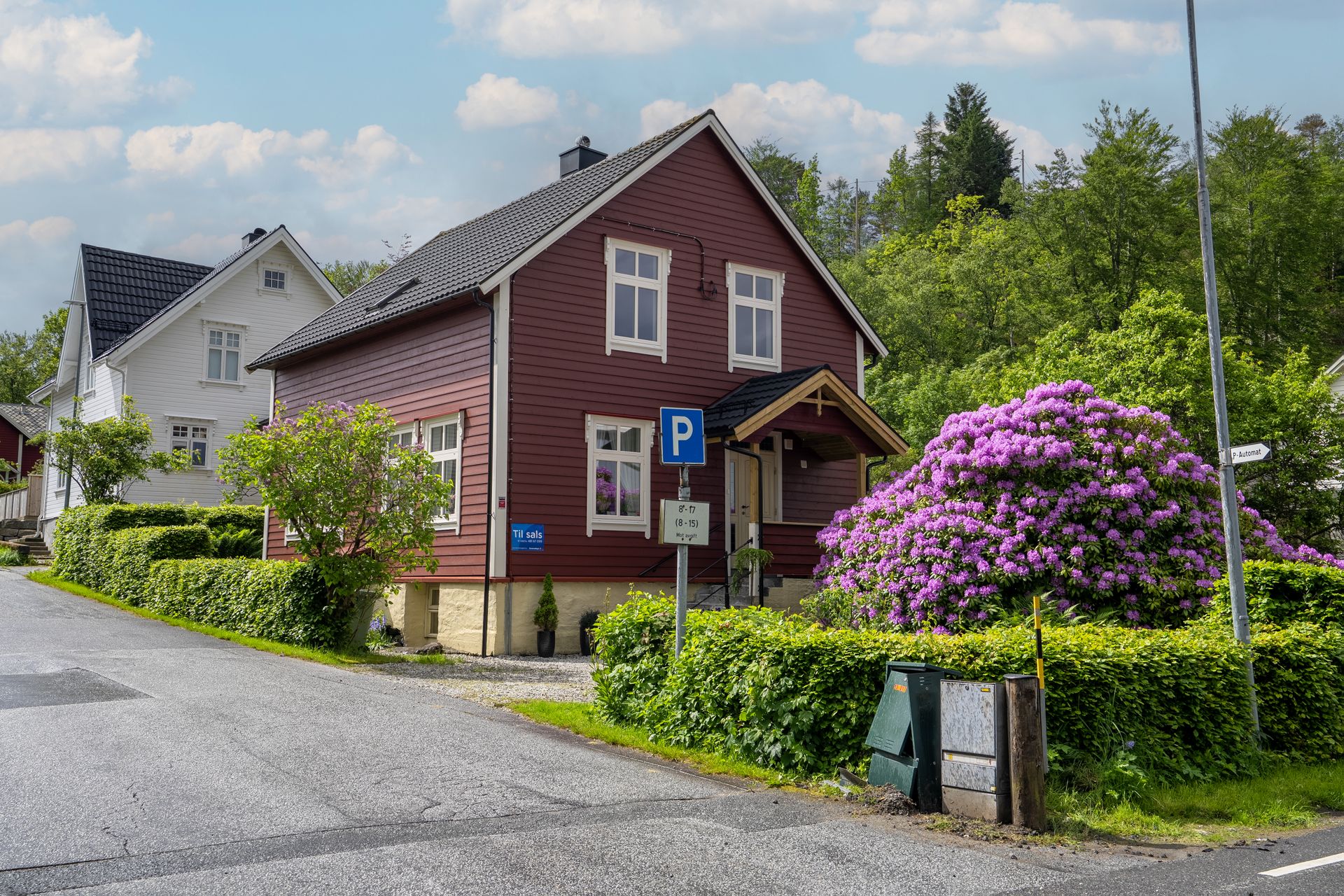 Familiebustad  med fin hage mot sør og vest. Bilde nummer 2 av 3