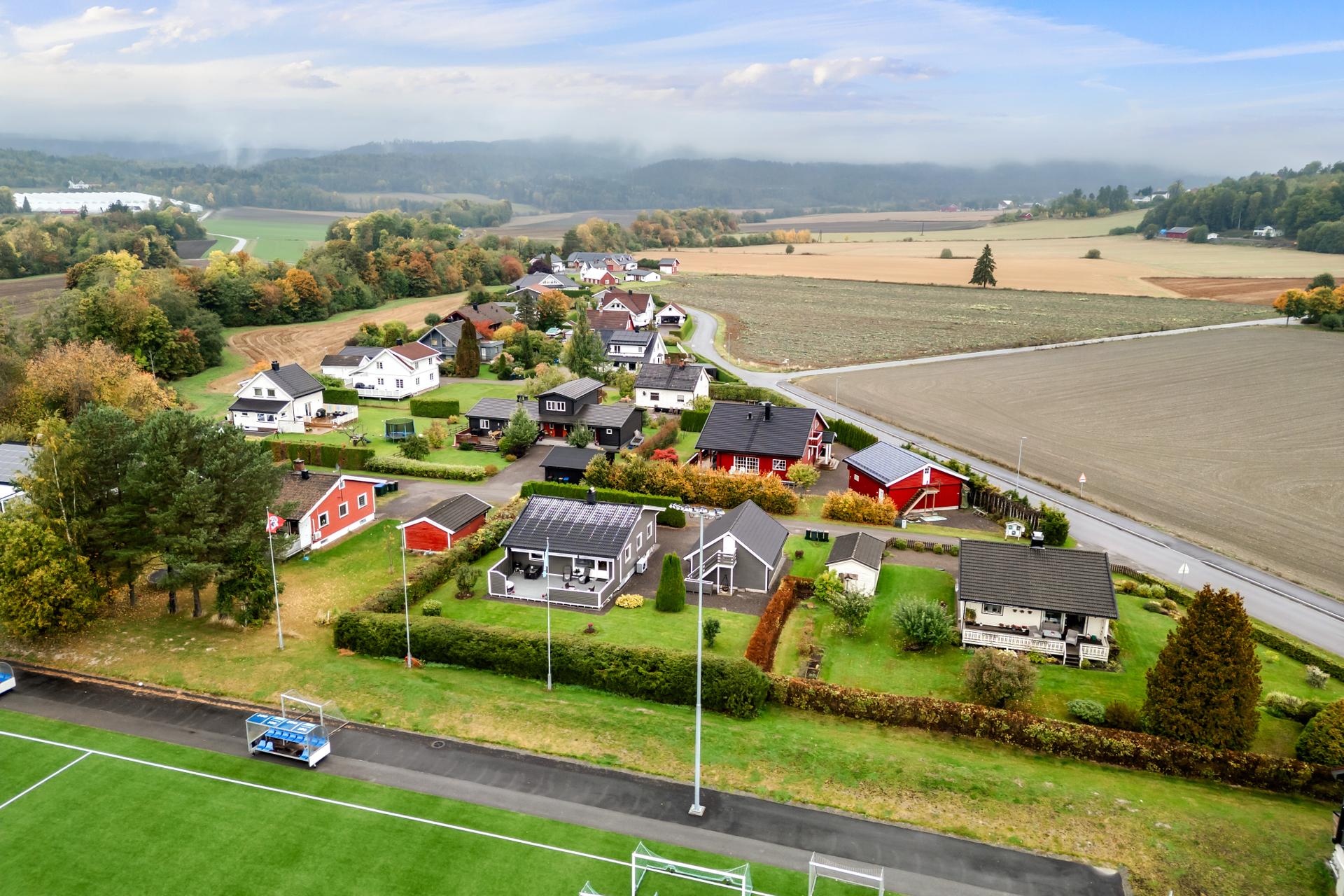 Rolig og barnevennlig nabolag i Sande med kort vei til skoler, barnehager og sentrum.. Bilde nummer 2 av 3