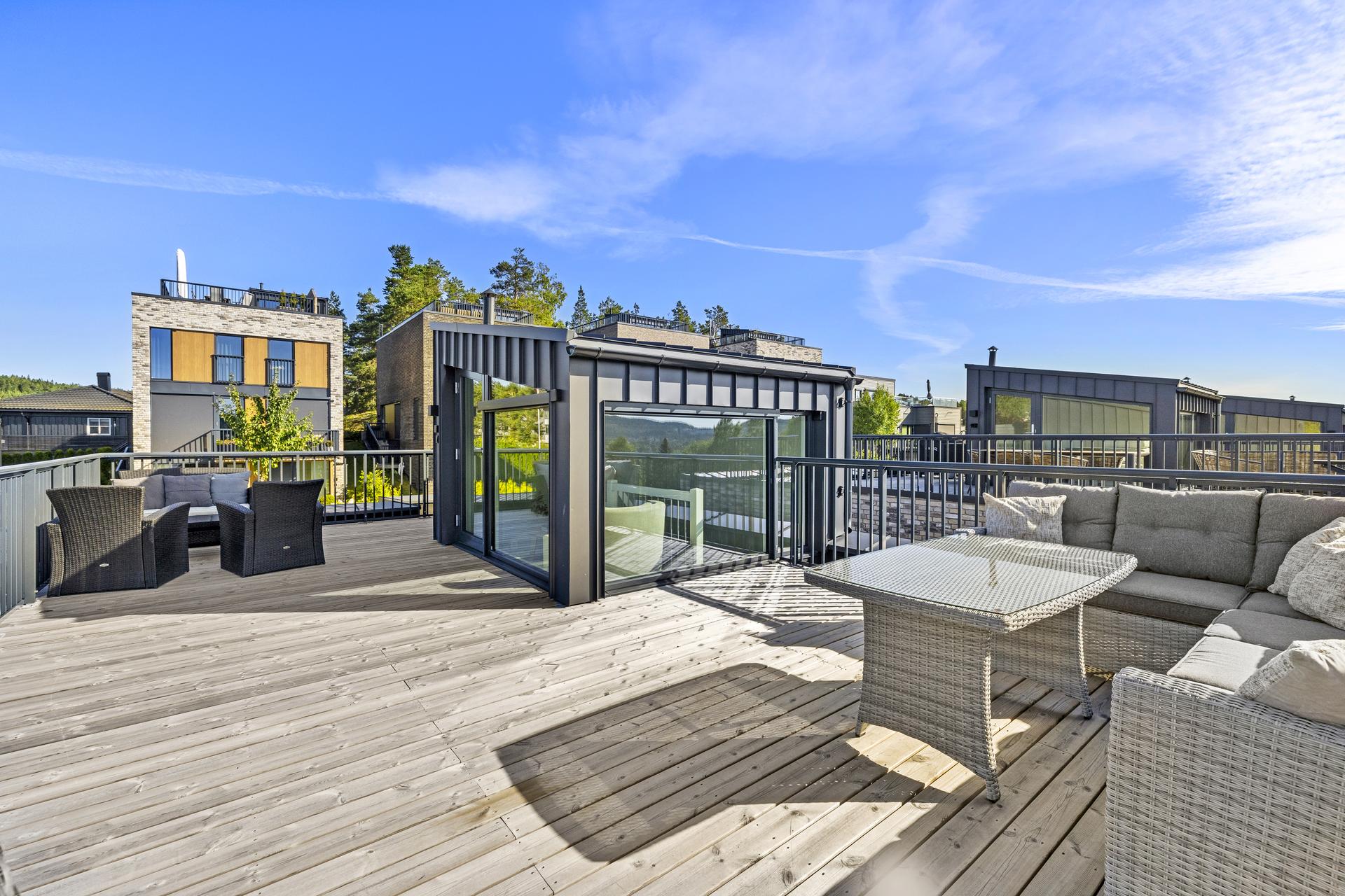 Takterrassen er på hele 40 m² – et solrikt uterom med flott utsikt, god plass til flere sittegrupper, grill og beplantning.. Bilde nummer 3 av 3