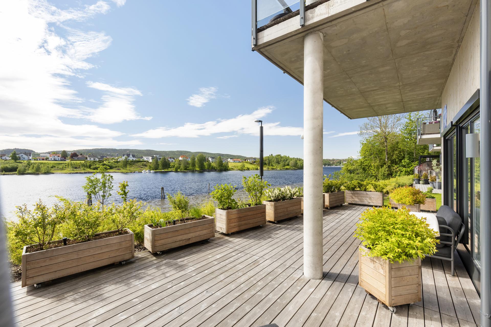 Leiligheten ligger nydelig til ytterst mot elven med utgang fra stuen til solrike terrasse på 47 kvm! . Bilde nummer 3 av 3