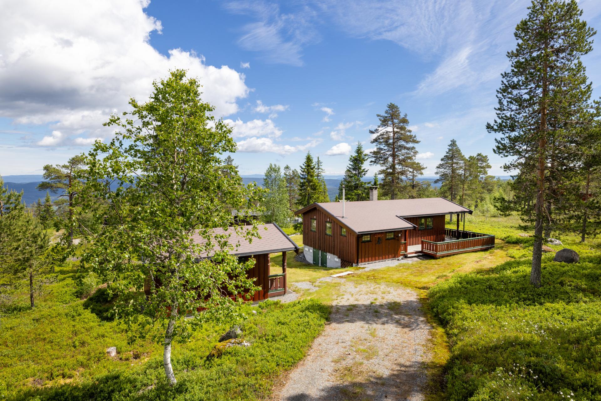 Velkommen til denne sjarmerende og velholdte fritidsboligen fra 2002. Eiendommen består av en hytte på 60 m² og et romslig, separat uthus.. Bilde nummer 1 av 3