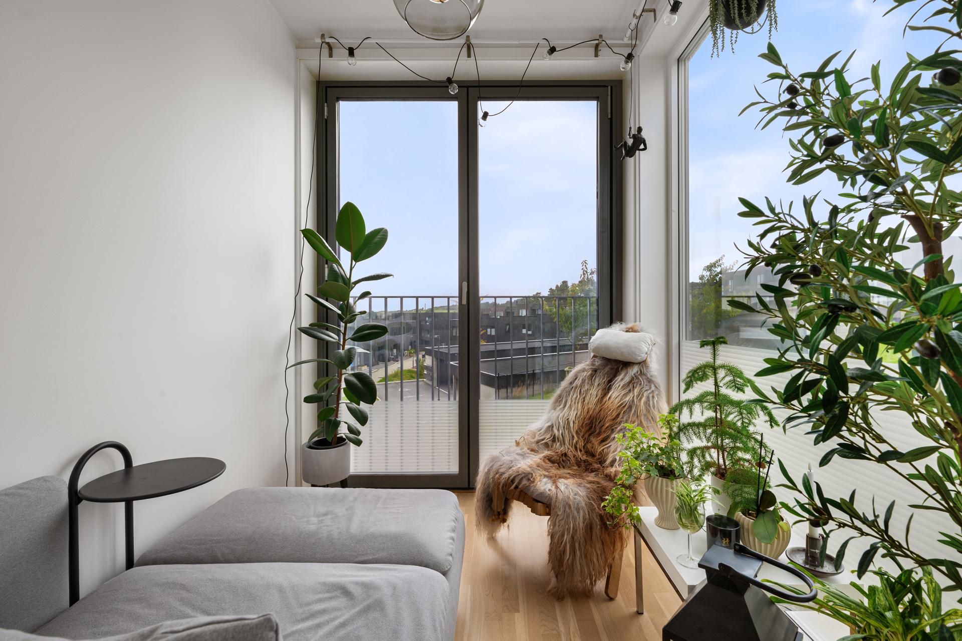 Lys og moderne andelsleilighet fra 2018 med innglasset balkong og heisadkomst fra underetasjen.. Bilde nummer 2 av 3