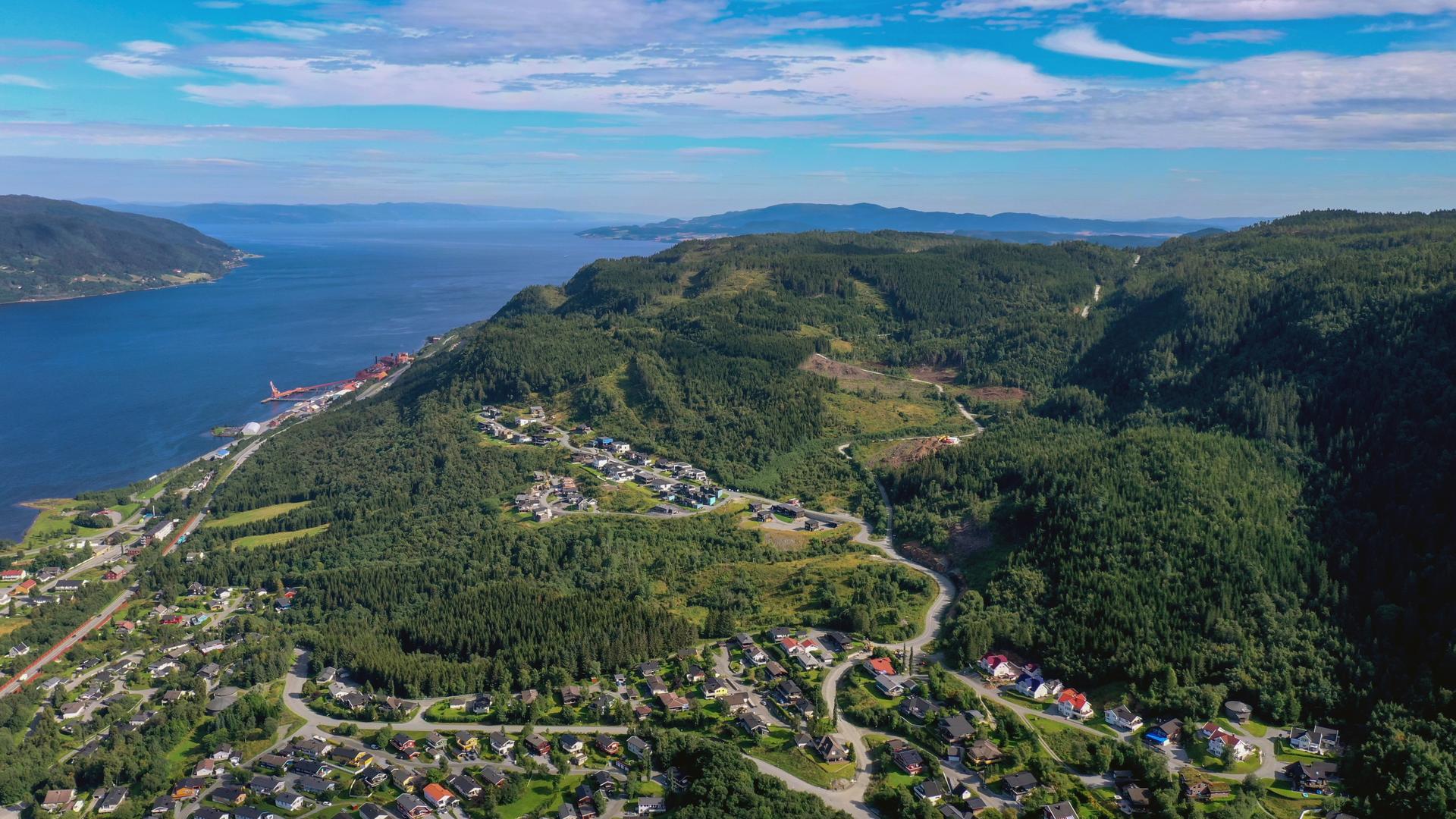 EiendomsMegler 1 ved Nermin Lizde har gleden av å presentere en flott eneboligtomt på Lysthusflata med fantastisk utsikt og gode solforhold. Bilde nummer 1 av 3