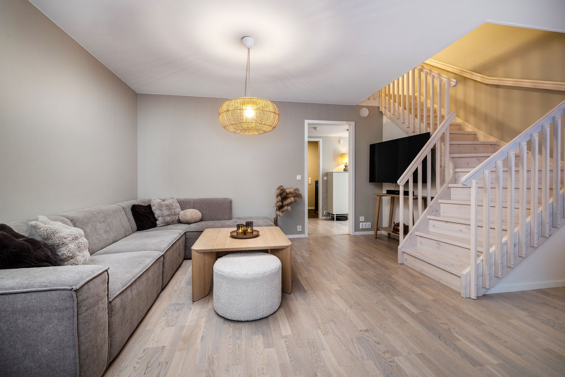 Velkommen til en ny og flott bolig over 2 etg. Stuen er romslig med plass til sofa og øvrig møblement.. Bilde nummer 2 av 3