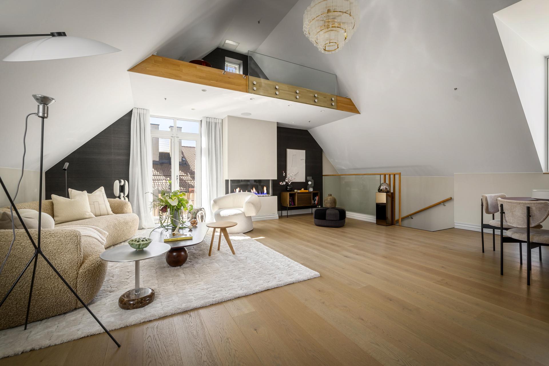 Leiligheten er vesentlig oppgradert, med blant annet balansert ventilasjon fra 2019 og de fleste vinduer fra 2017. Her er det moderne komfort i en klassisk bygård fra 1898.. Bilde nummer 2 av 3