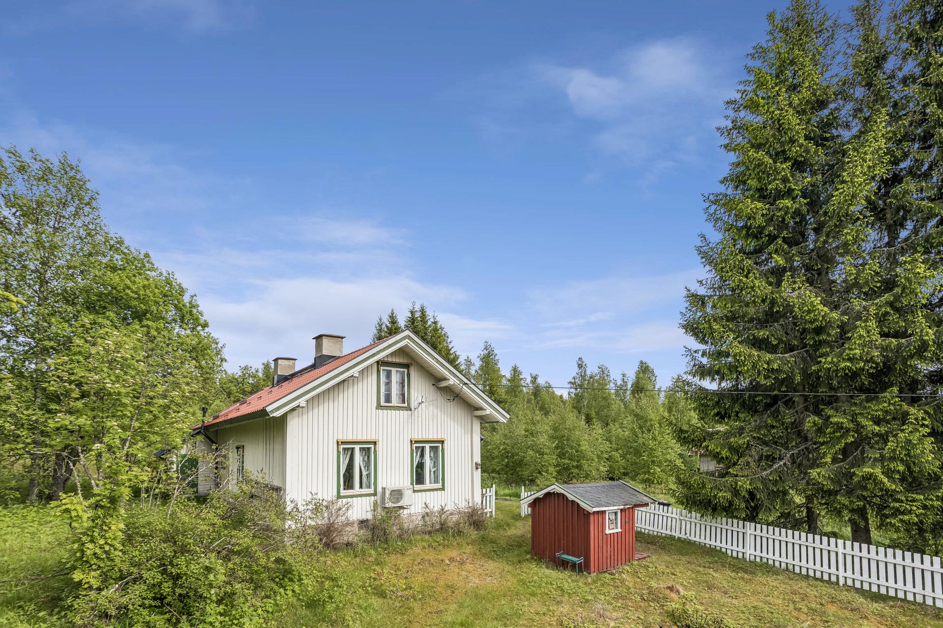 Her bor du i landlige og fredelige omgivelser, med naturen tett på. Flere muligheter for bruk, både som bolig og fritidsbolig!. Bilde nummer 2 av 3