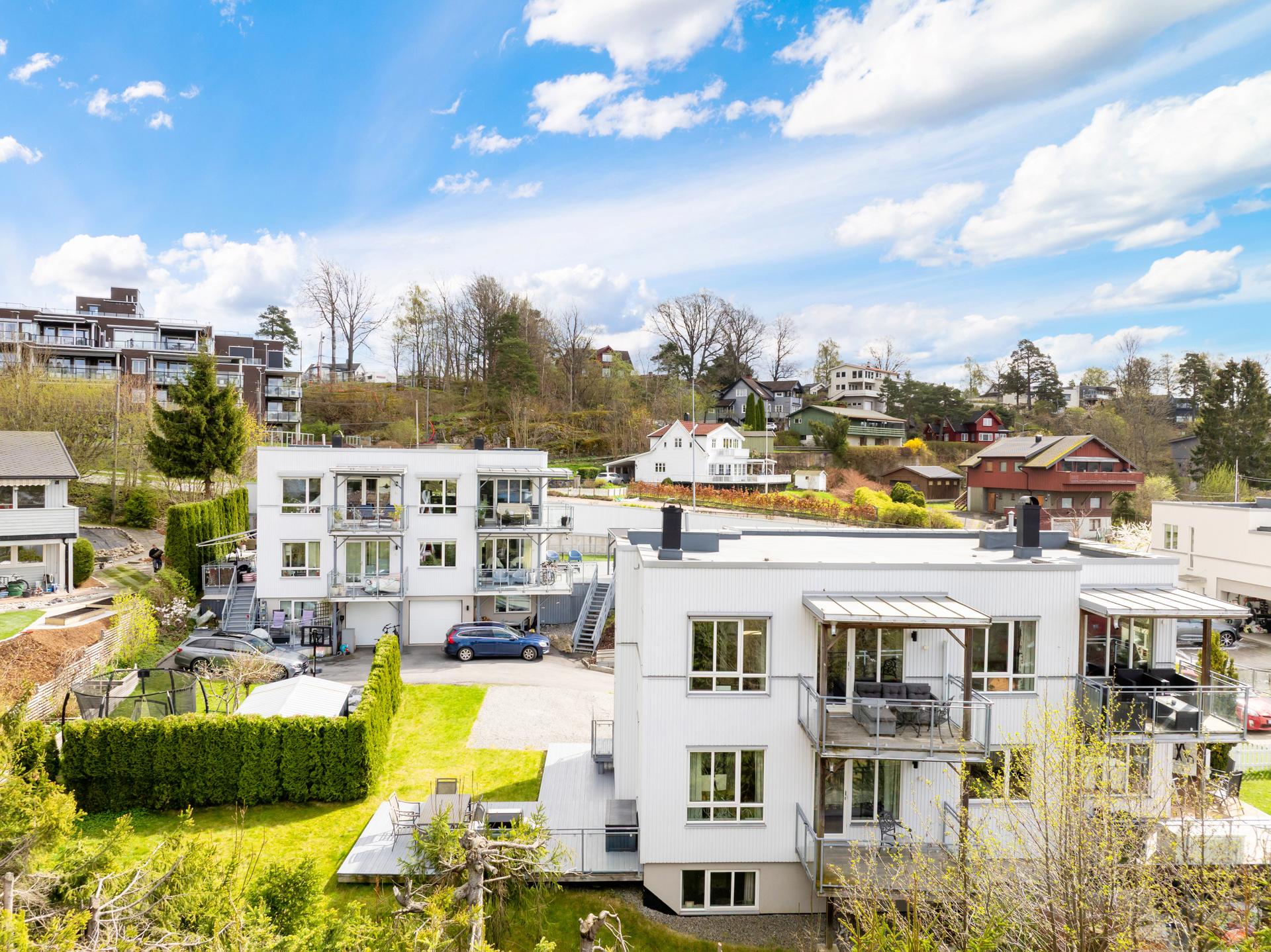 Fasadebildet tatt fra vest - To balkonger i tillegg til terrasse.. Bilde nummer 3 av 3