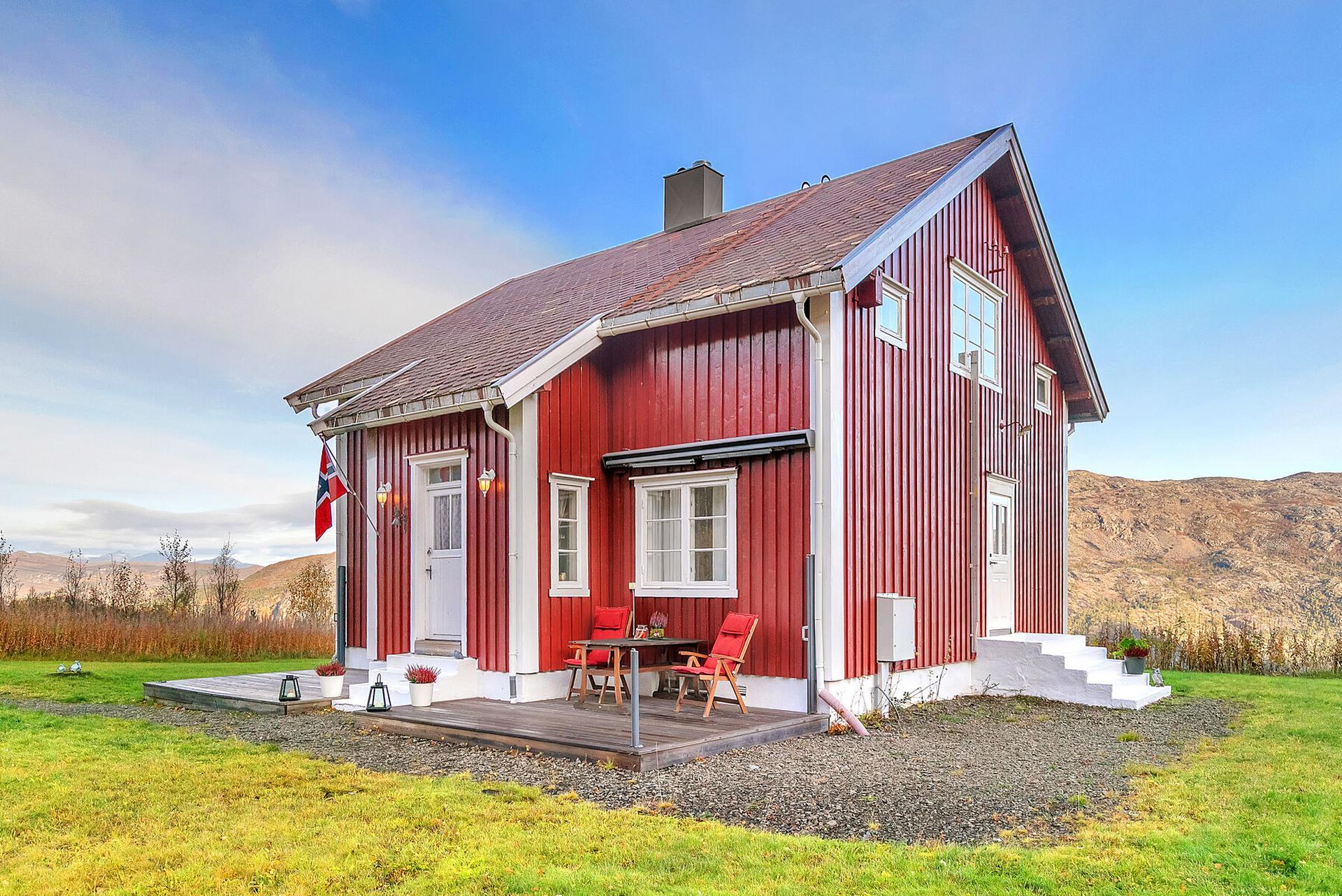 Fritidsbolig fra ca. 1918 med klassisk, stående bordkledning og tak tekket med skifertakstein.. Bilde nummer 2 av 3
