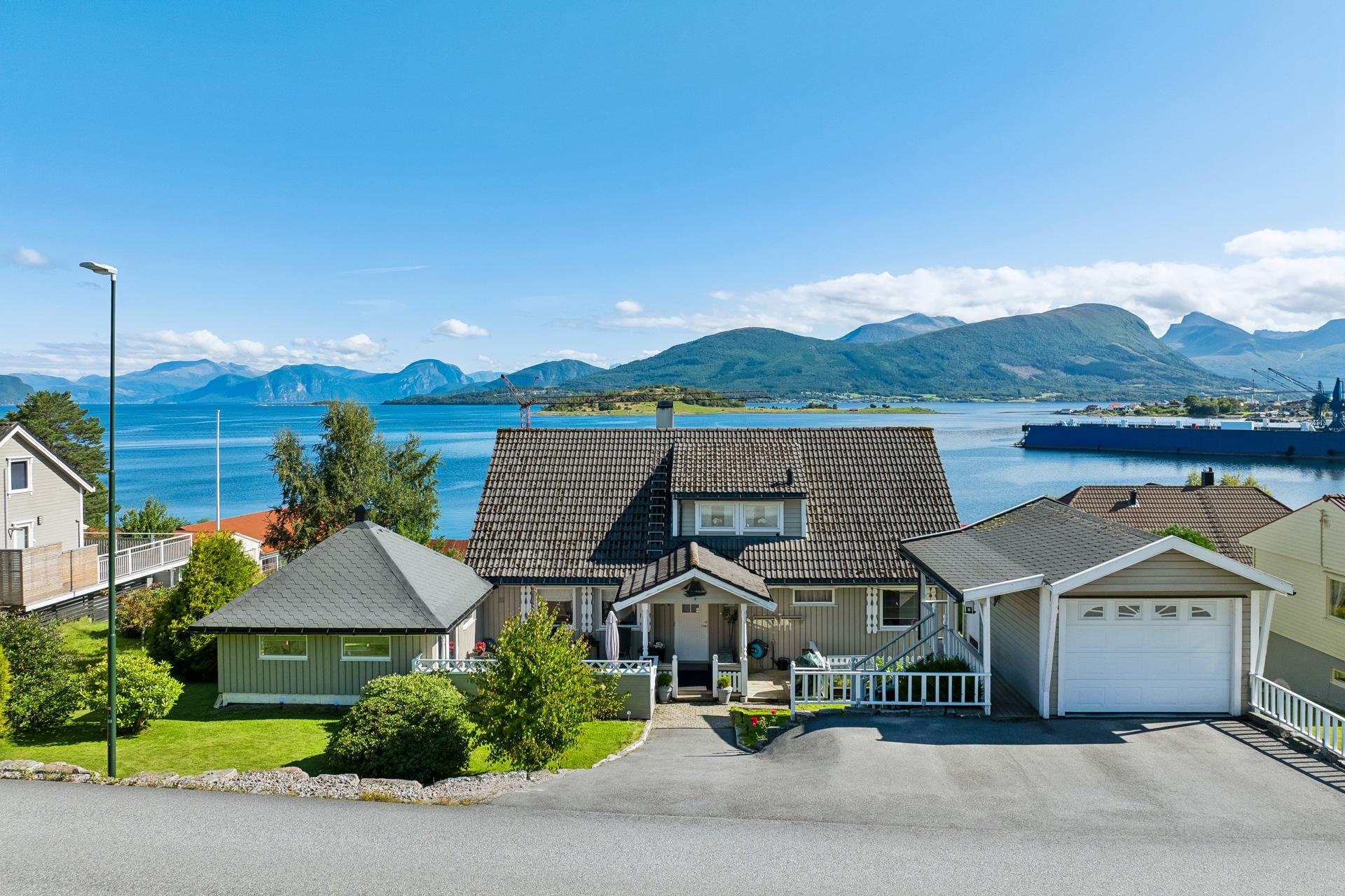 Stor og innholdsrik enebolig, garasje og utestue. Bilde nummer 3 av 3